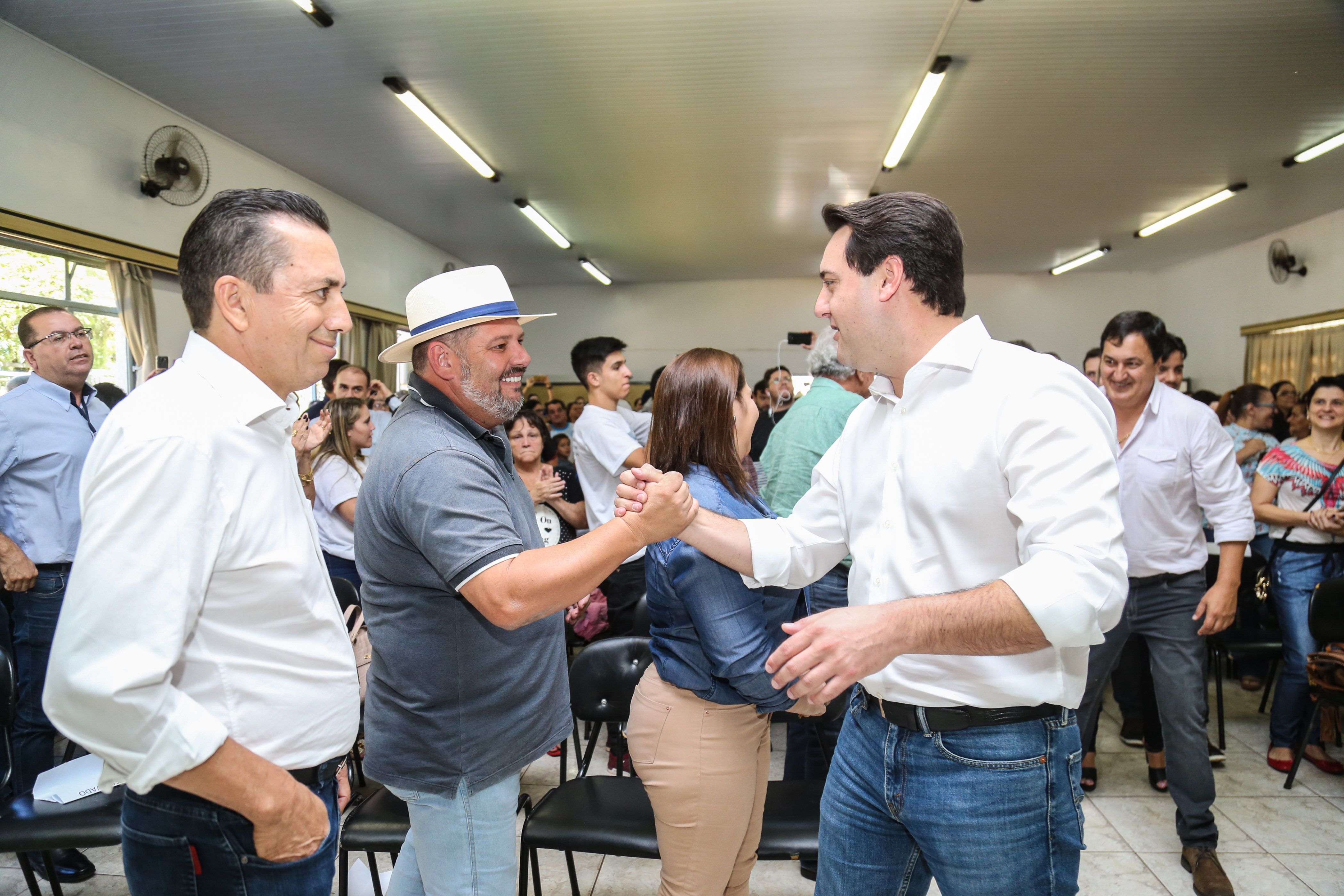 O governador Carlos Massa Ratinho Junior assina ordem de serviço para construção de Escola em Mauá da Serra nesta quarta-feira (10). Mauá da Serra, 10/04/2019 - Foto: Geraldo Bubniak/ANPr