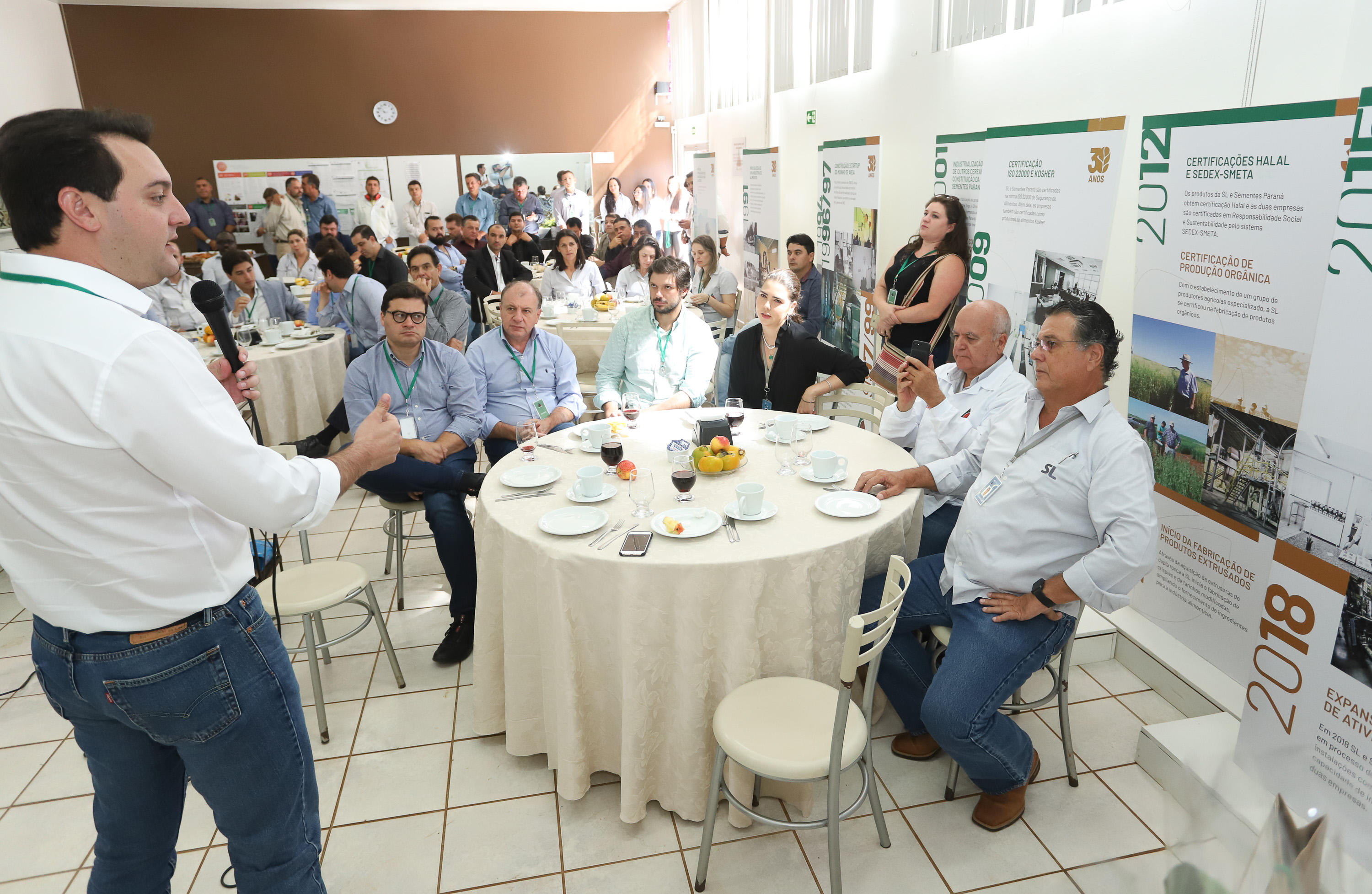 Também em Mauá da Serra, Ratinho Junior visitou as instalações da SL Alimentos, uma das maiores produtoras de aveia da América Latina. No local, ele reforçou o compromisso do Estado com o setor produtivo. “Estamos construindo aqui no Paraná um ambiente para que as indústrias possam crescer e gerar cada vez mais empregos”, disse. Foto: Rodrigo Felix Leal/ANPr
