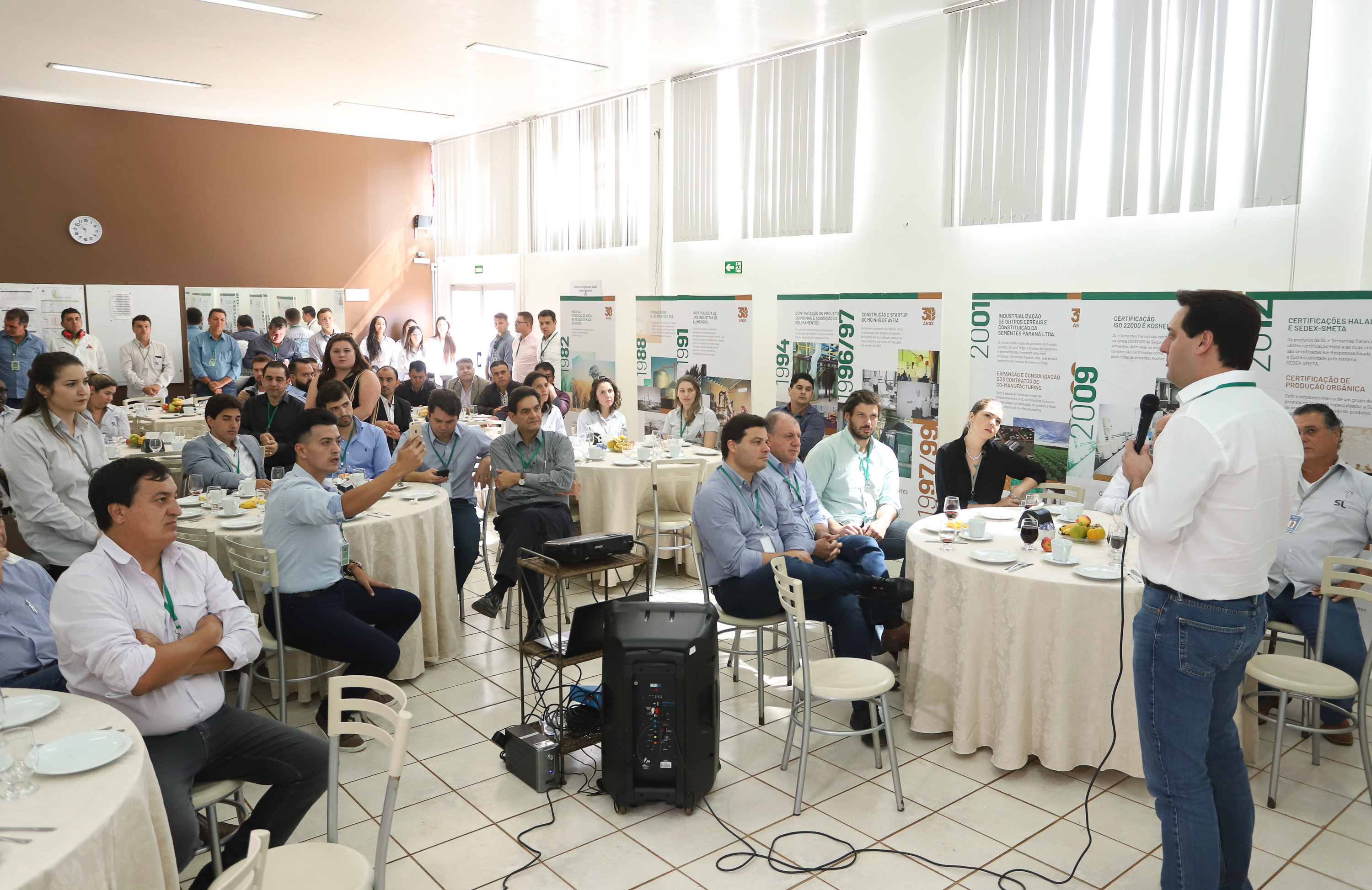 Também em Mauá da Serra, Ratinho Junior visitou as instalações da SL Alimentos, uma das maiores produtoras de aveia da América Latina. No local, ele reforçou o compromisso do Estado com o setor produtivo. “Estamos construindo aqui no Paraná um ambiente para que as indústrias possam crescer e gerar cada vez mais empregos”, disse. Foto: Rodrigo Felix Leal/ANPr