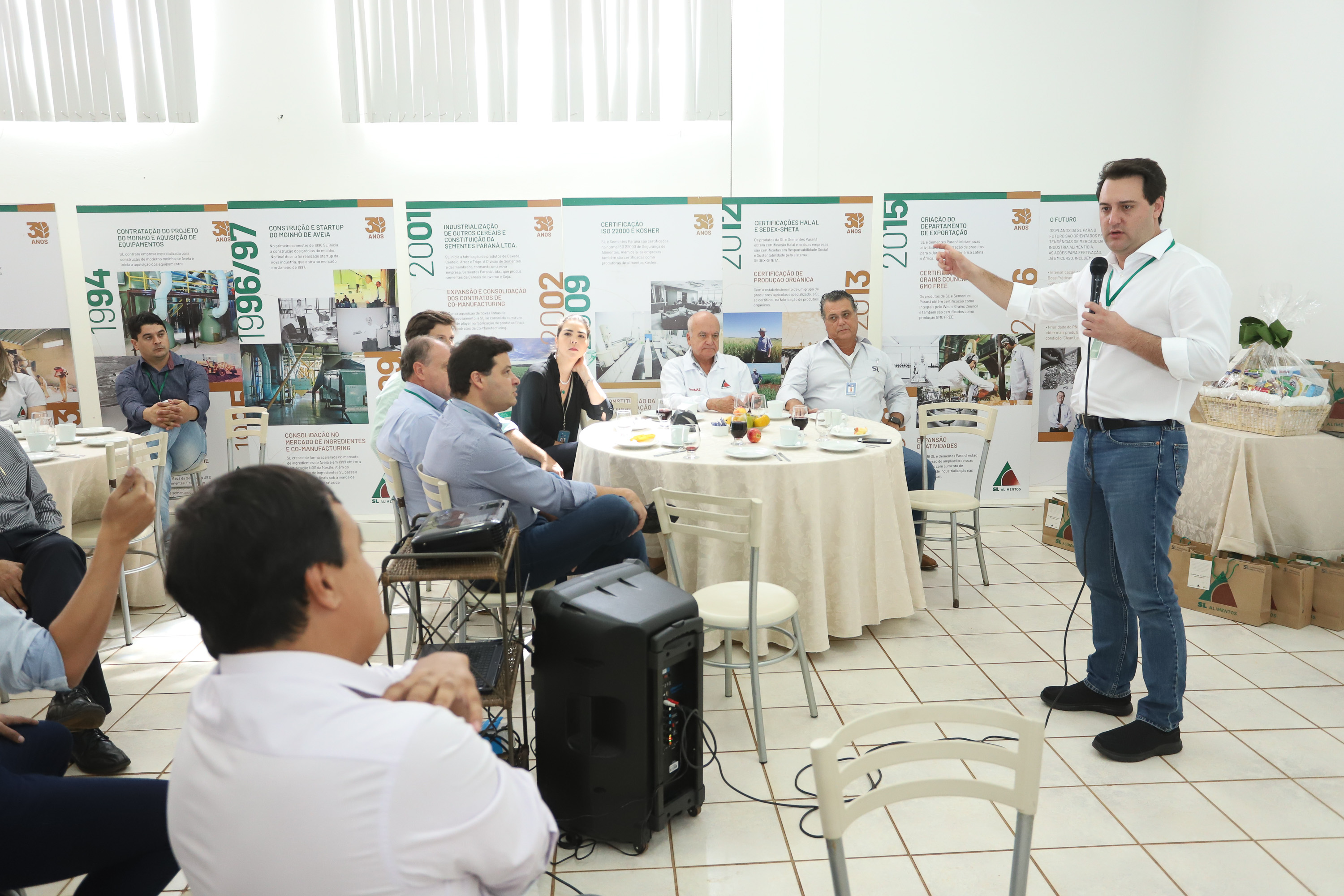 Também em Mauá da Serra, Ratinho Junior visitou as instalações da SL Alimentos, uma das maiores produtoras de aveia da América Latina. No local, ele reforçou o compromisso do Estado com o setor produtivo. “Estamos construindo aqui no Paraná um ambiente para que as indústrias possam crescer e gerar cada vez mais empregos”, disse. Foto: Rodrigo Felix Leal/ANPr