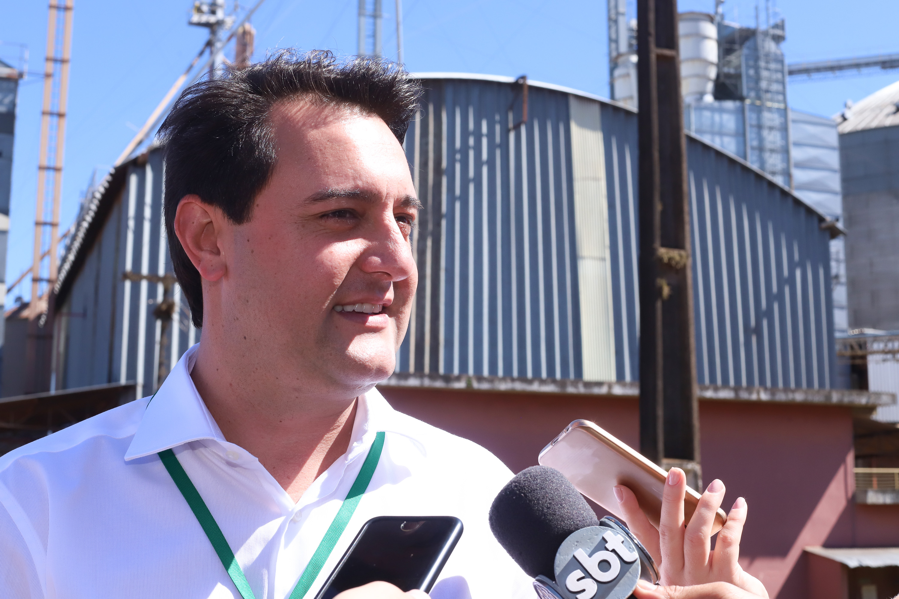 Também em Mauá da Serra, Ratinho Junior visitou as instalações da SL Alimentos, uma das maiores produtoras de aveia da América Latina. No local, ele reforçou o compromisso do Estado com o setor produtivo. “Estamos construindo aqui no Paraná um ambiente para que as indústrias possam crescer e gerar cada vez mais empregos”, disse. Foto: Rodrigo Felix Leal/ANPr