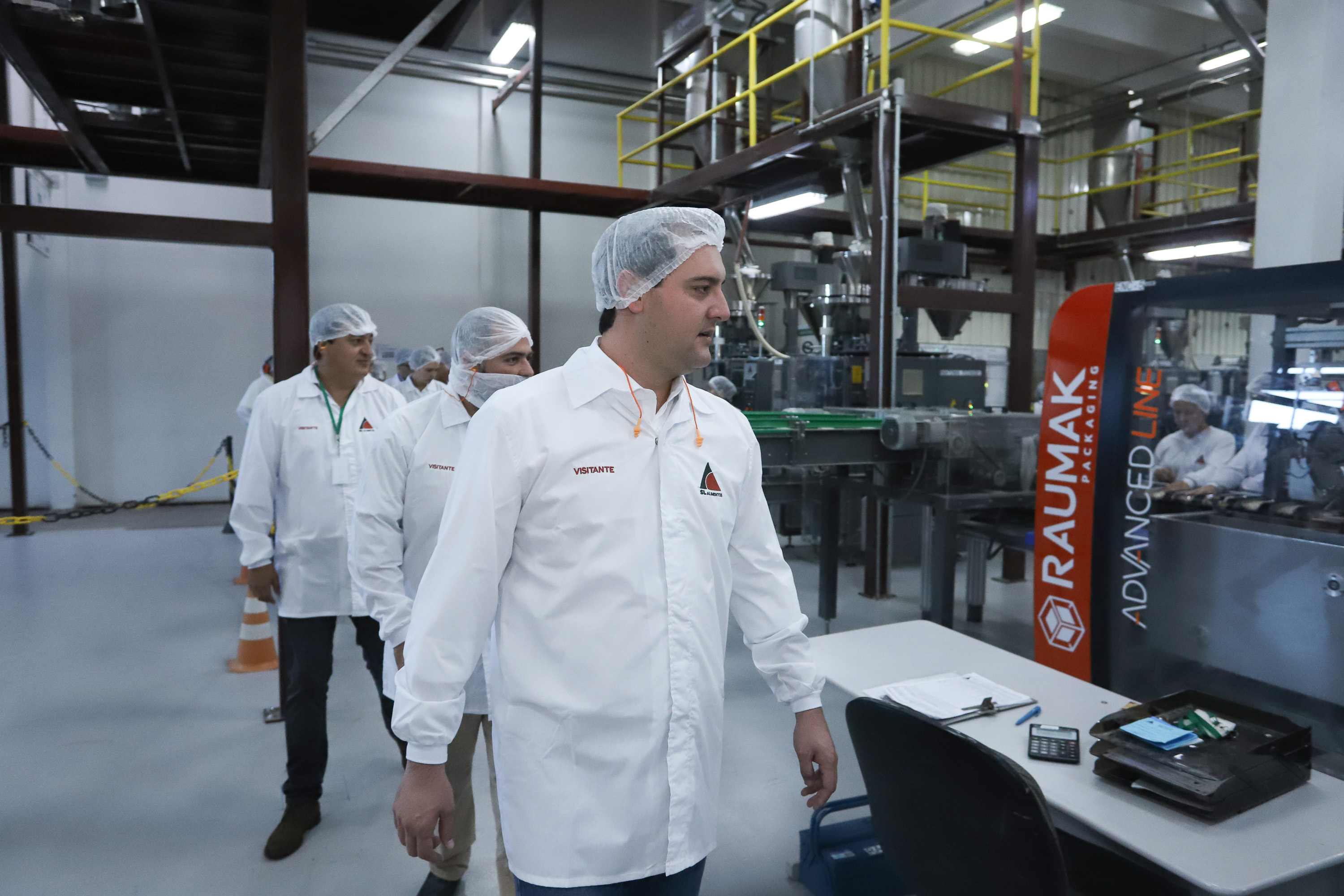 Também em Mauá da Serra, Ratinho Junior visitou as instalações da SL Alimentos, uma das maiores produtoras de aveia da América Latina. No local, ele reforçou o compromisso do Estado com o setor produtivo. “Estamos construindo aqui no Paraná um ambiente para que as indústrias possam crescer e gerar cada vez mais empregos”, disse. Foto: Rodrigo Felix Leal/ANPr