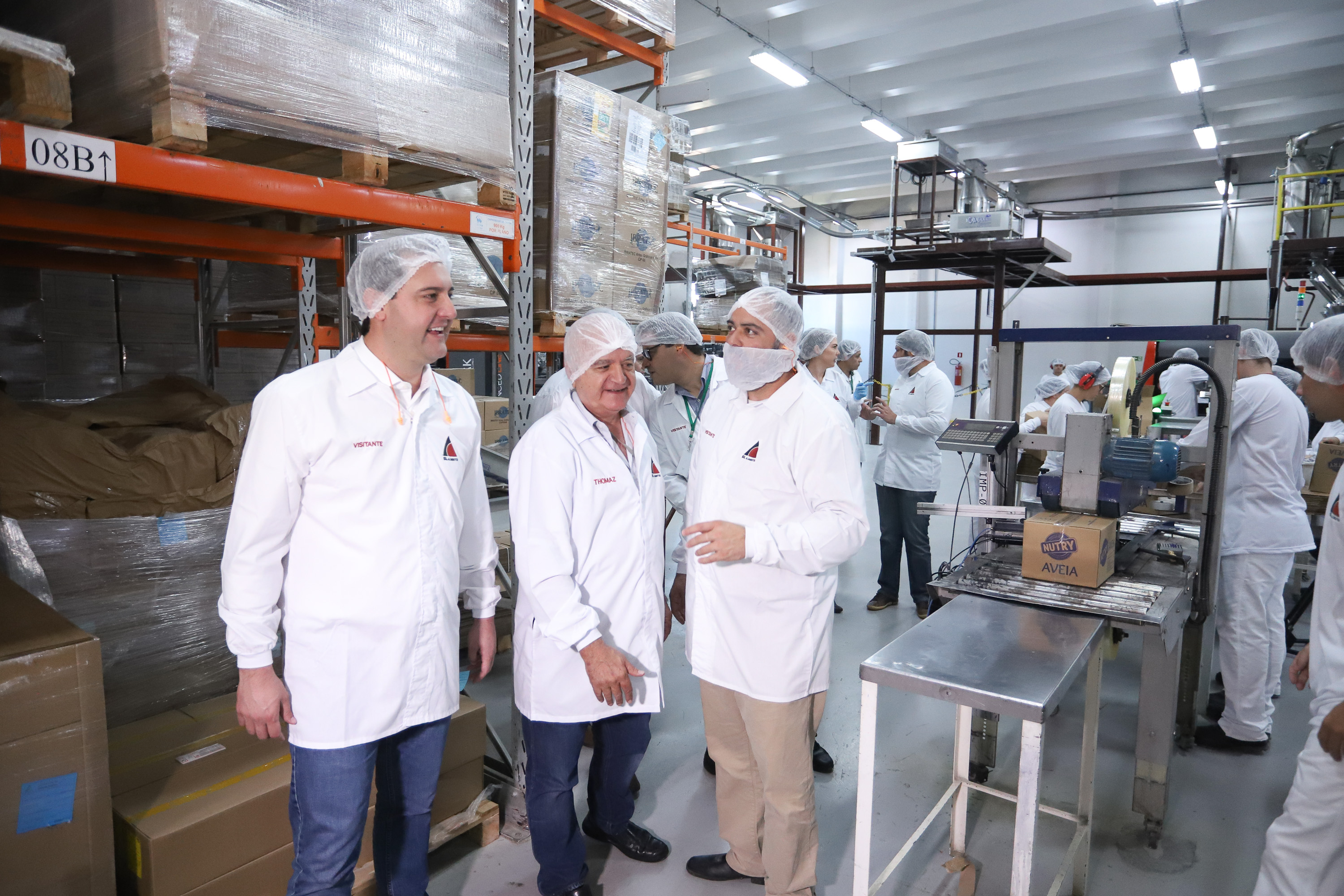 Também em Mauá da Serra, Ratinho Junior visitou as instalações da SL Alimentos, uma das maiores produtoras de aveia da América Latina. No local, ele reforçou o compromisso do Estado com o setor produtivo. “Estamos construindo aqui no Paraná um ambiente para que as indústrias possam crescer e gerar cada vez mais empregos”, disse. Foto: Rodrigo Felix Leal/ANPr