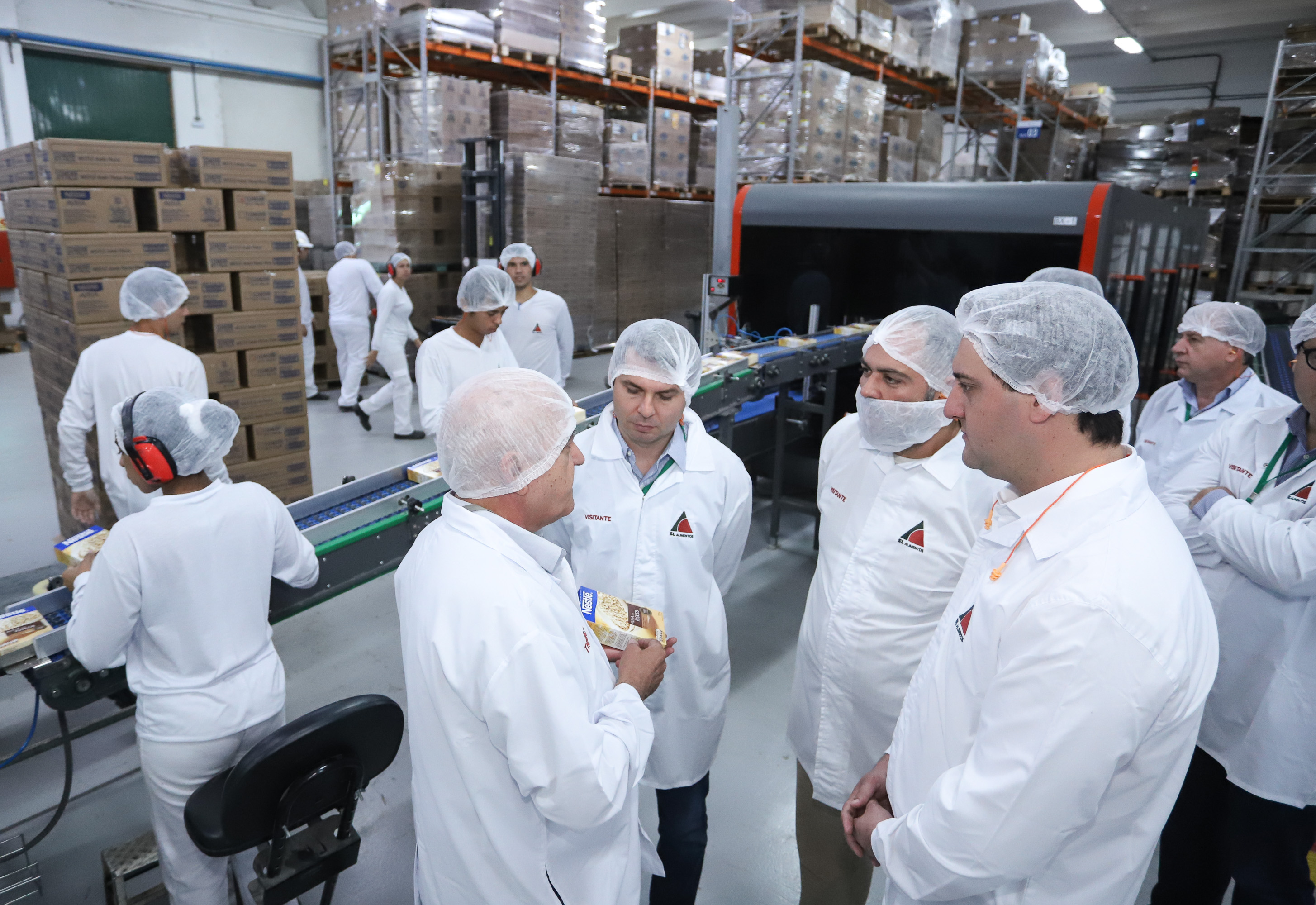 Também em Mauá da Serra, Ratinho Junior visitou as instalações da SL Alimentos, uma das maiores produtoras de aveia da América Latina. No local, ele reforçou o compromisso do Estado com o setor produtivo. “Estamos construindo aqui no Paraná um ambiente para que as indústrias possam crescer e gerar cada vez mais empregos”, disse. Foto: Rodrigo Felix Leal/ANPr