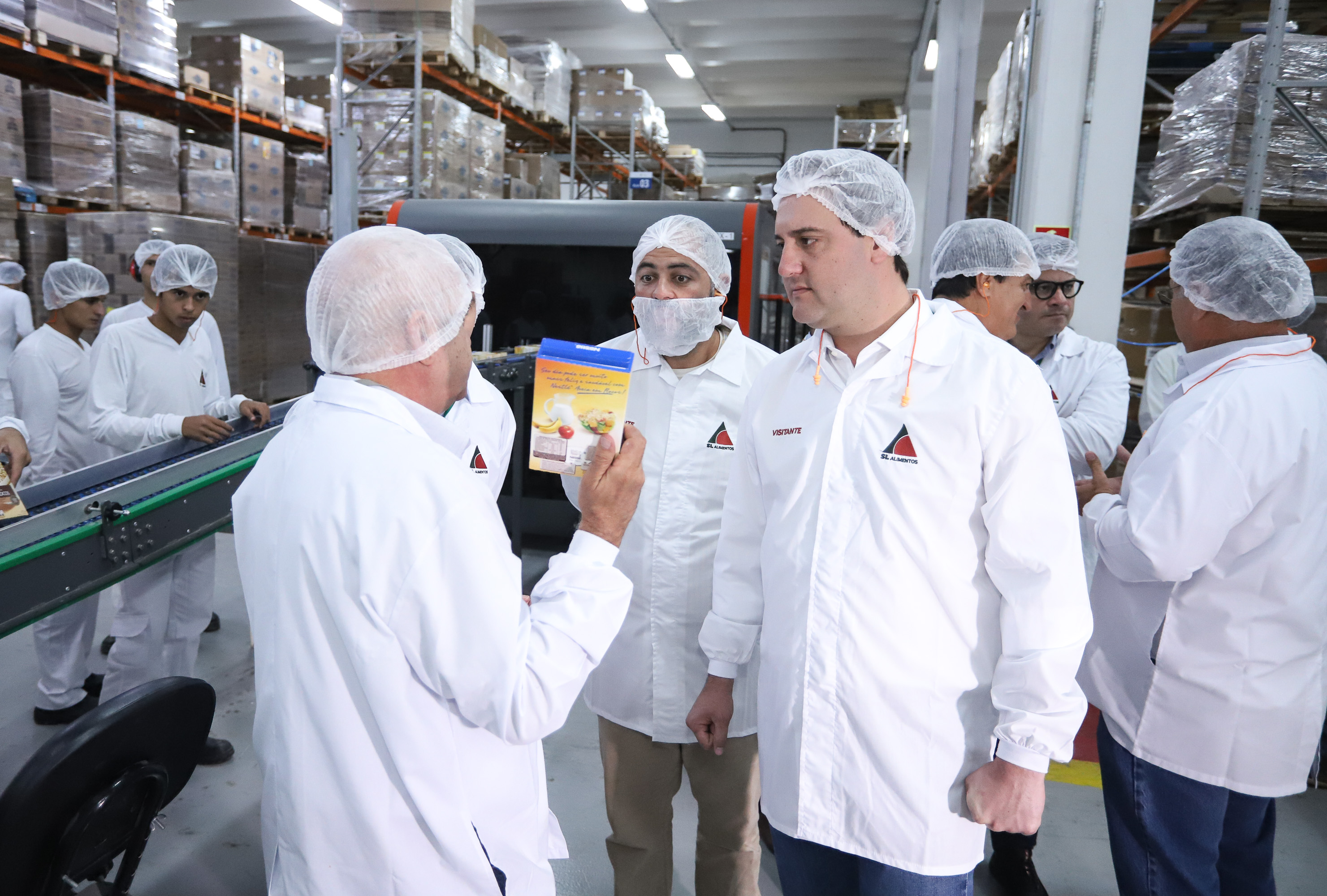 Também em Mauá da Serra, Ratinho Junior visitou as instalações da SL Alimentos, uma das maiores produtoras de aveia da América Latina. No local, ele reforçou o compromisso do Estado com o setor produtivo. “Estamos construindo aqui no Paraná um ambiente para que as indústrias possam crescer e gerar cada vez mais empregos”, disse. Foto: Rodrigo Felix Leal/ANPr