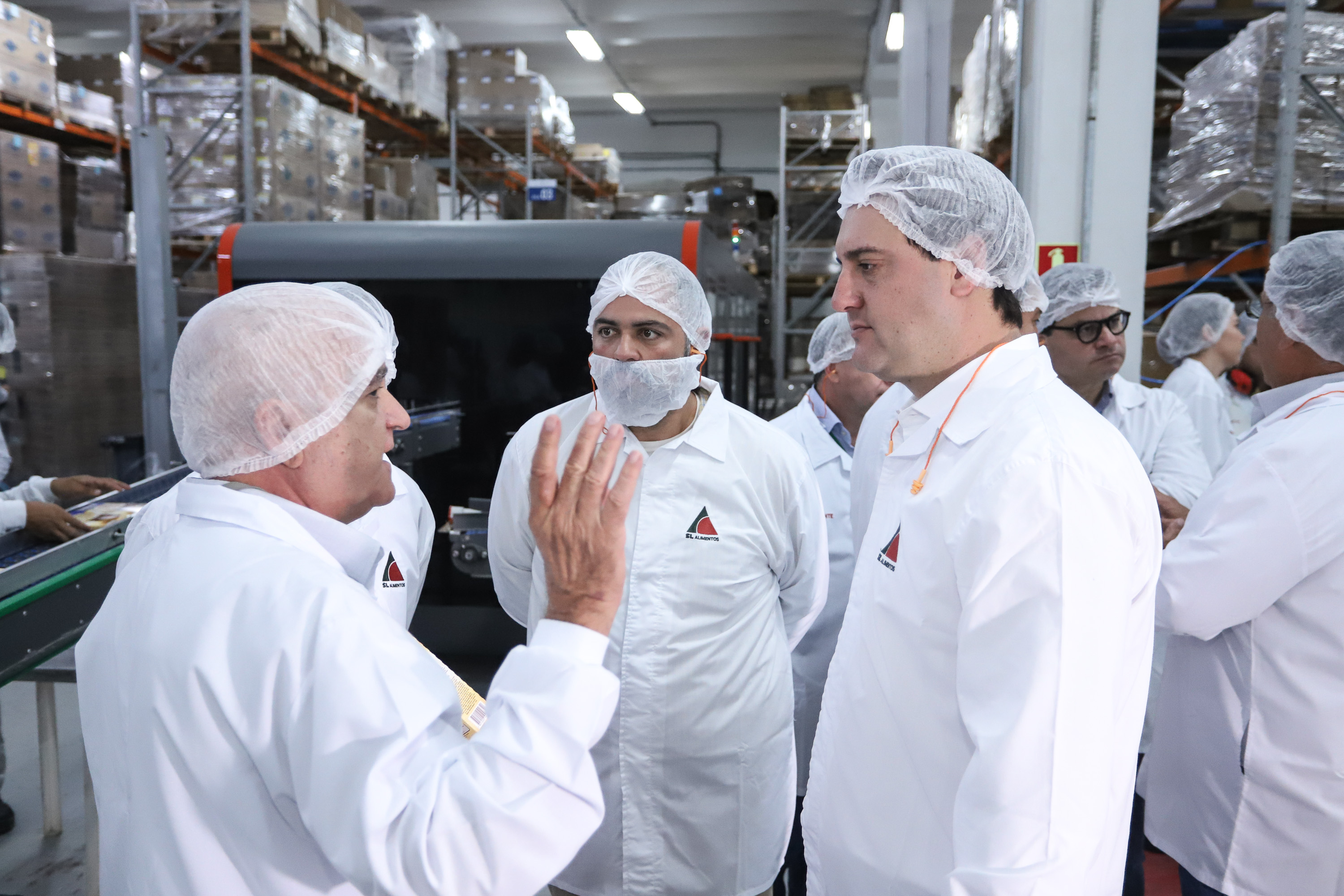 Também em Mauá da Serra, Ratinho Junior visitou as instalações da SL Alimentos, uma das maiores produtoras de aveia da América Latina. No local, ele reforçou o compromisso do Estado com o setor produtivo. “Estamos construindo aqui no Paraná um ambiente para que as indústrias possam crescer e gerar cada vez mais empregos”, disse. Foto: Rodrigo Felix Leal/ANPr
