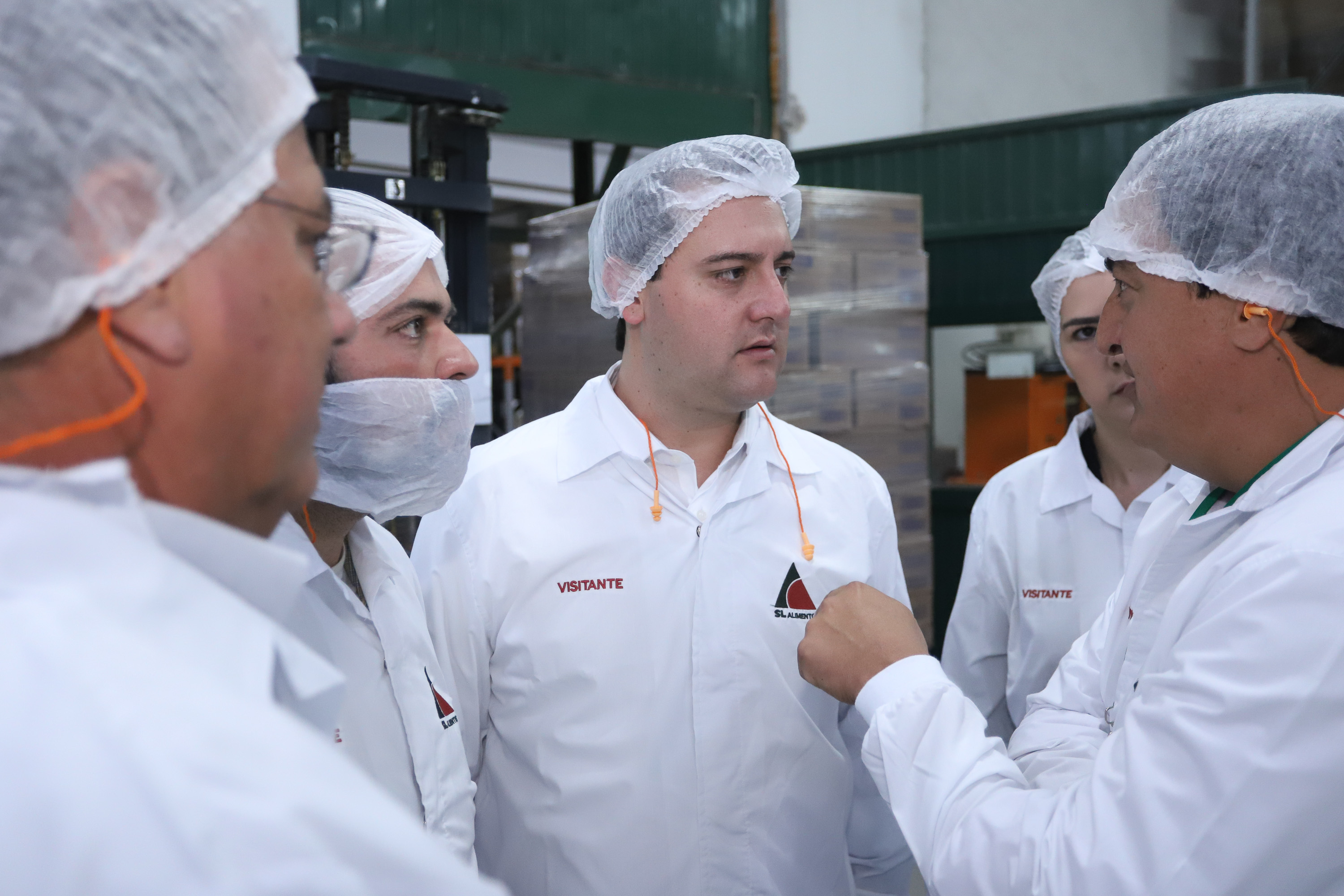 Também em Mauá da Serra, Ratinho Junior visitou as instalações da SL Alimentos, uma das maiores produtoras de aveia da América Latina. No local, ele reforçou o compromisso do Estado com o setor produtivo. “Estamos construindo aqui no Paraná um ambiente para que as indústrias possam crescer e gerar cada vez mais empregos”, disse. Foto: Rodrigo Felix Leal/ANPr