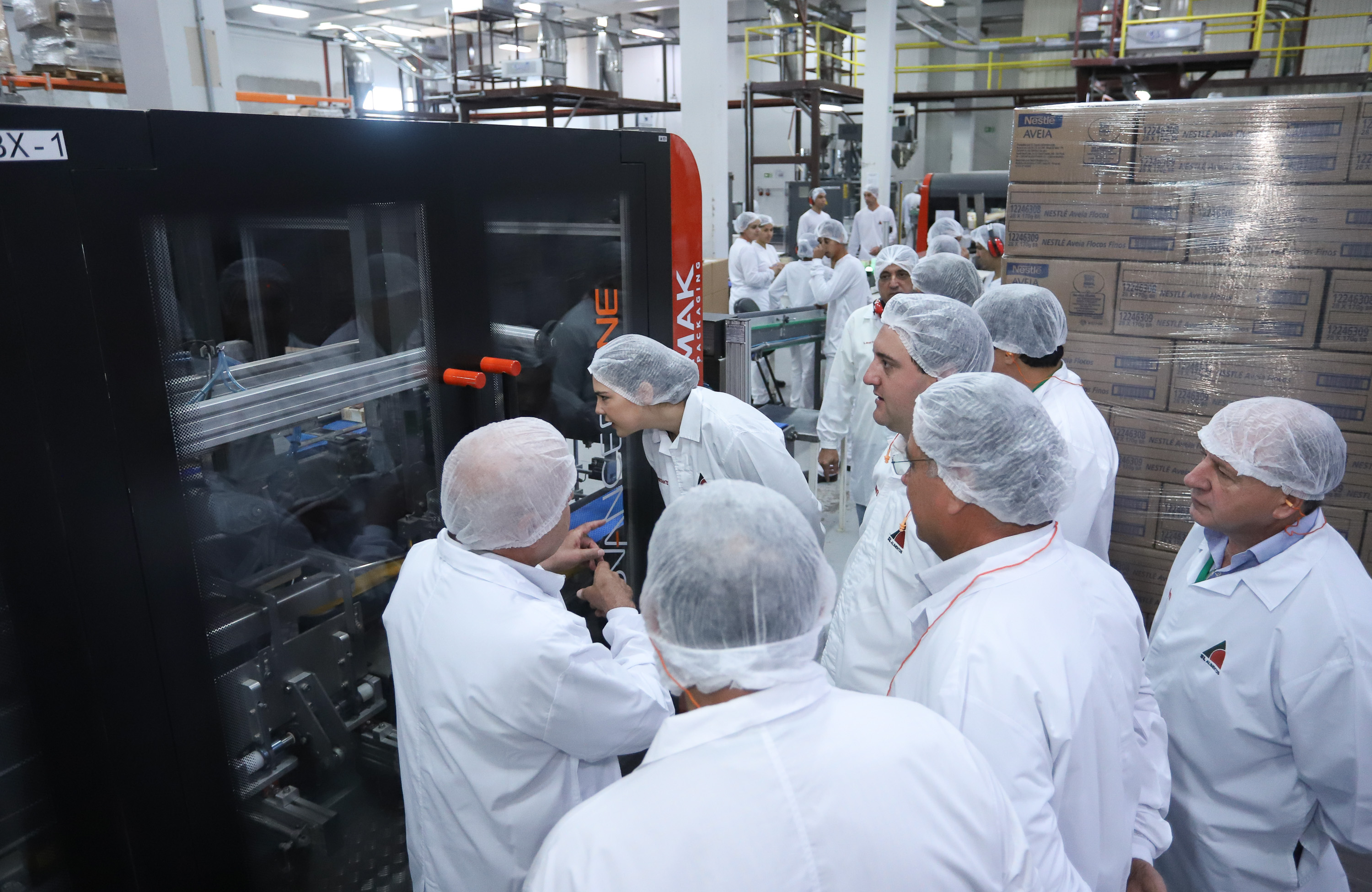 Também em Mauá da Serra, Ratinho Junior visitou as instalações da SL Alimentos, uma das maiores produtoras de aveia da América Latina. No local, ele reforçou o compromisso do Estado com o setor produtivo. “Estamos construindo aqui no Paraná um ambiente para que as indústrias possam crescer e gerar cada vez mais empregos”, disse. Foto: Rodrigo Felix Leal/ANPr
