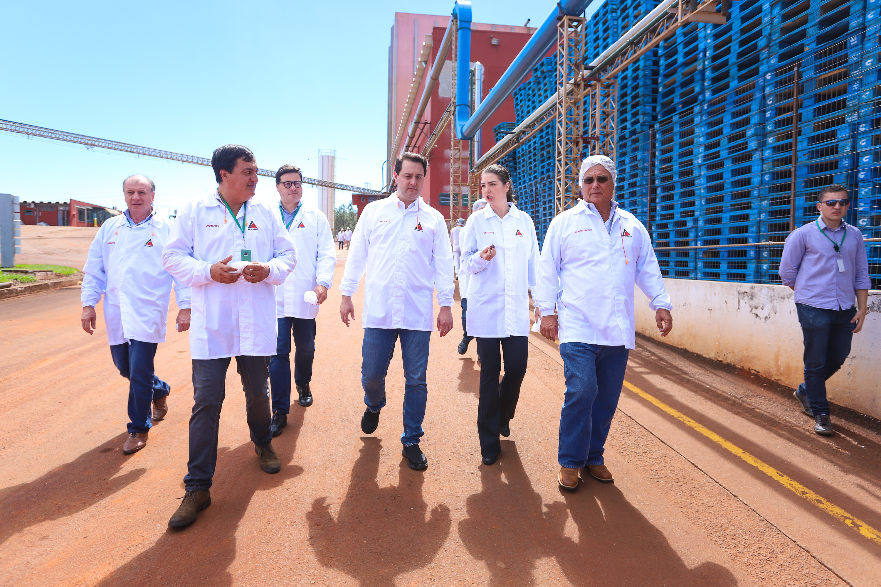 Também em Mauá da Serra, Ratinho Junior visitou as instalações da SL Alimentos, uma das maiores produtoras de aveia da América Latina. No local, ele reforçou o compromisso do Estado com o setor produtivo. “Estamos construindo aqui no Paraná um ambiente para que as indústrias possam crescer e gerar cada vez mais empregos”, disse. Foto: Rodrigo Felix Leal/ANPr