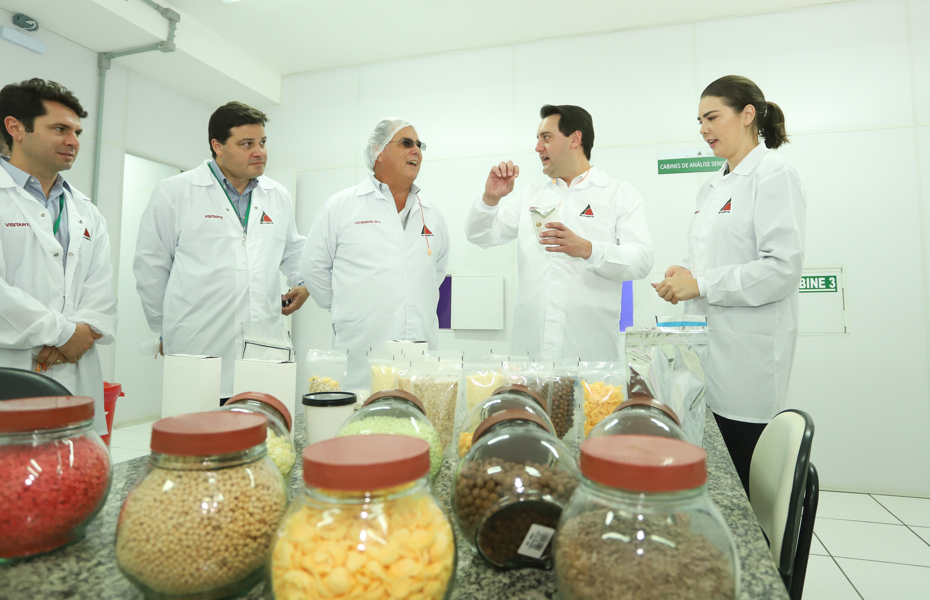 Também em Mauá da Serra, Ratinho Junior visitou as instalações da SL Alimentos, uma das maiores produtoras de aveia da América Latina. No local, ele reforçou o compromisso do Estado com o setor produtivo. “Estamos construindo aqui no Paraná um ambiente para que as indústrias possam crescer e gerar cada vez mais empregos”, disse. Foto: Rodrigo Felix Leal/ANPr