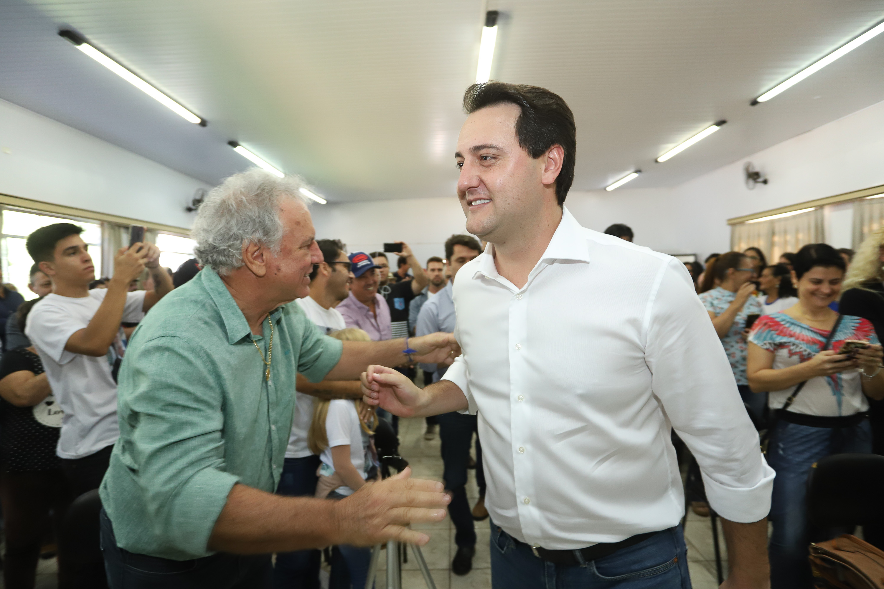 O município de Mauá da Serra, no Vale do Ivaí, ganhará uma nova escola estadual. O governador Carlos Massa Ratinho Junior esteve no município nesta quarta-feira (10) para assinar a ordem de serviço para a construção do Colégio Estadual Vilson Miranda, que terá capacidade para 840 estudantes. O investimento é de R$ 5 milhões. - Mauá da Serra, 10/04/2019 - Foto: Rodrigo Félix Leal/ANPr