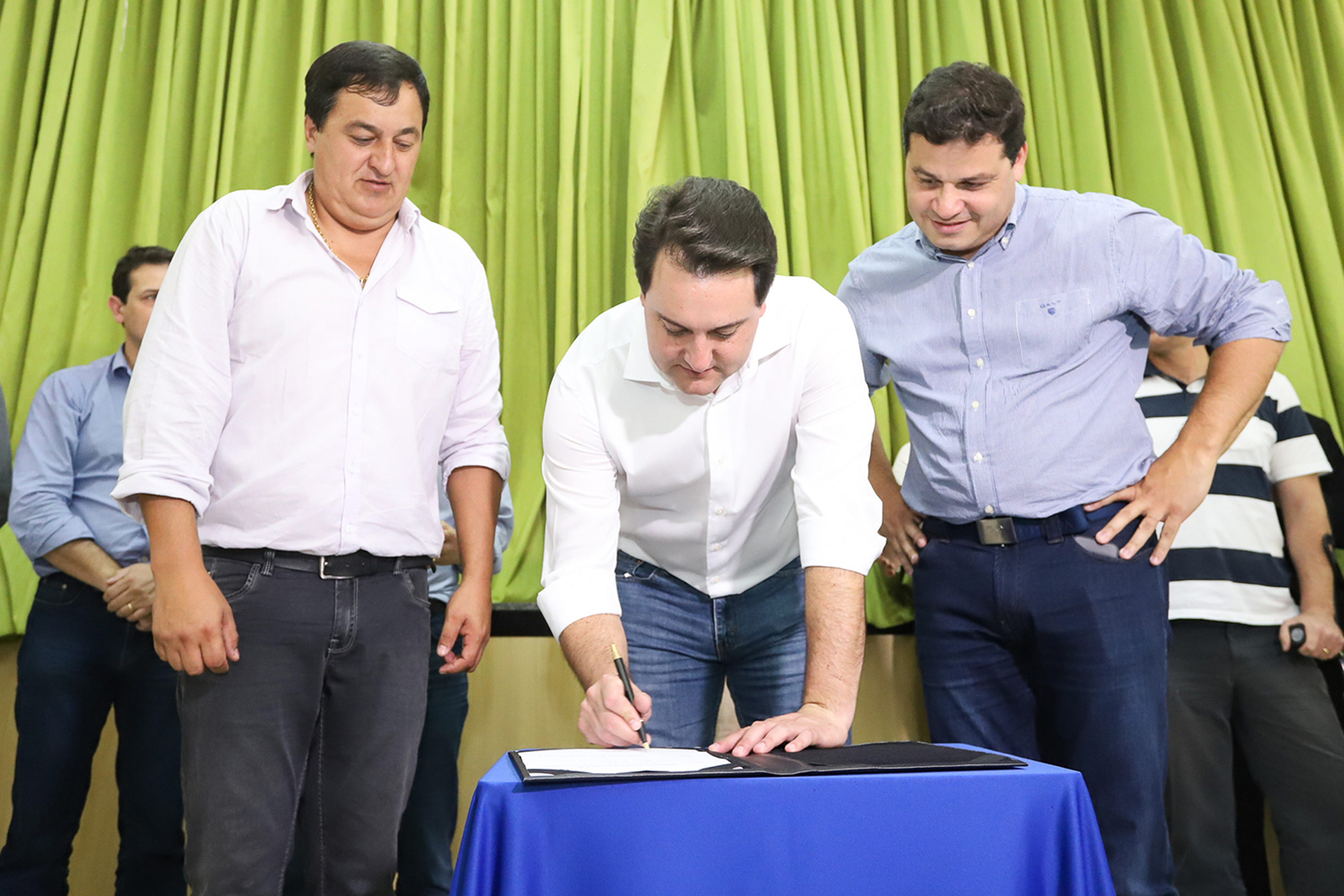 O município de Mauá da Serra, no Vale do Ivaí, ganhará uma nova escola estadual. O governador Carlos Massa Ratinho Junior esteve no município nesta quarta-feira (10) para assinar a ordem de serviço para a construção do Colégio Estadual Vilson Miranda, que terá capacidade para 840 estudantes. O investimento é de R$ 5 milhões. - Mauá da Serra, 10/04/2019 - Foto: Rodrigo Félix Leal/ANPr