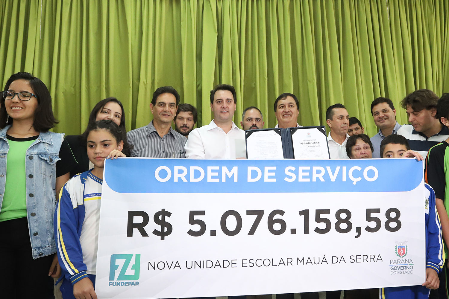 O município de Mauá da Serra, no Vale do Ivaí, ganhará uma nova escola estadual. O governador Carlos Massa Ratinho Junior esteve no município nesta quarta-feira (10) para assinar a ordem de serviço para a construção do Colégio Estadual Vilson Miranda, que terá capacidade para 840 estudantes. O investimento é de R$ 5 milhões. - Mauá da Serra, 10/04/2019 - Foto: Rodrigo Félix Leal/ANPr