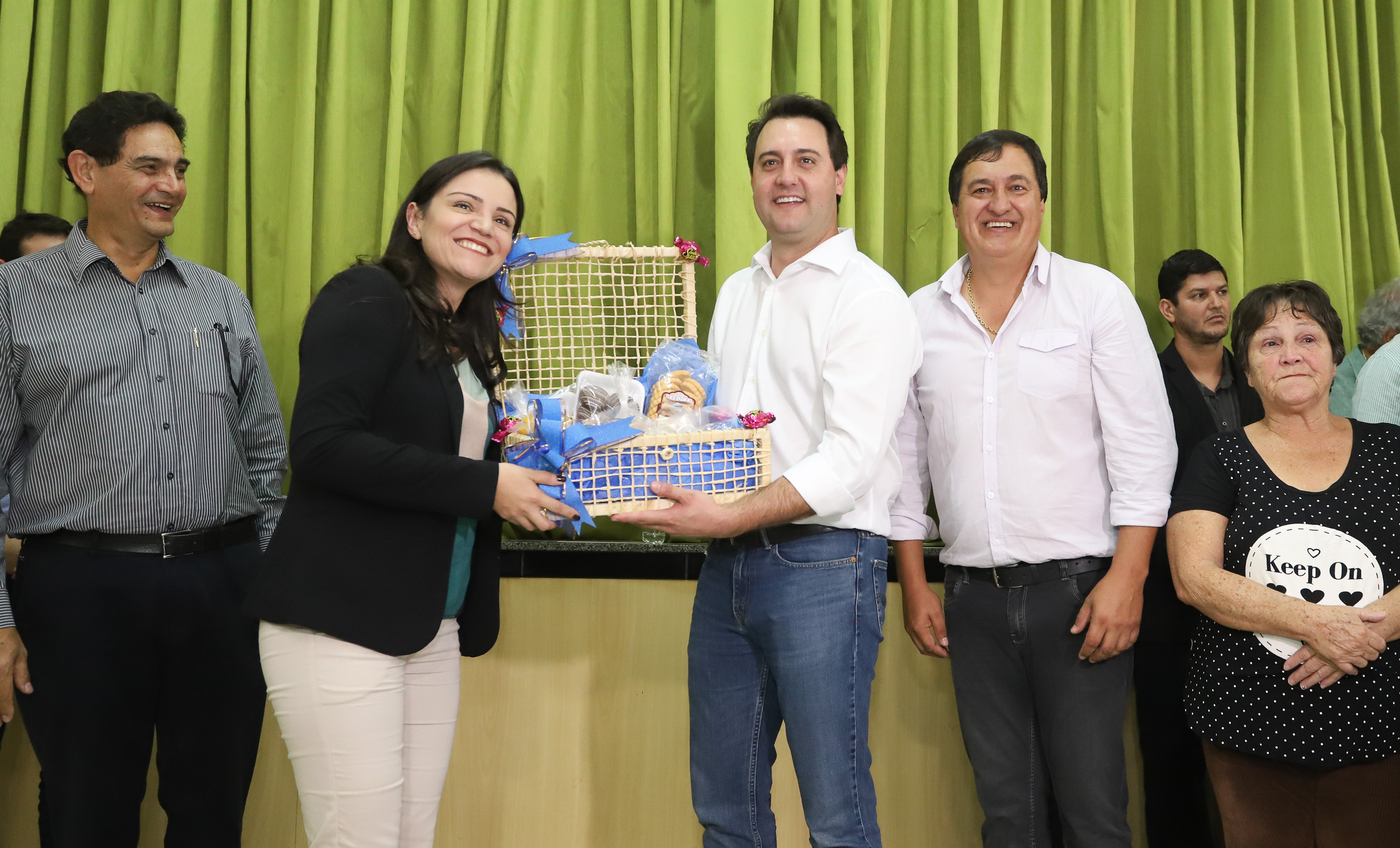 O município de Mauá da Serra, no Vale do Ivaí, ganhará uma nova escola estadual. O governador Carlos Massa Ratinho Junior esteve no município nesta quarta-feira (10) para assinar a ordem de serviço para a construção do Colégio Estadual Vilson Miranda, que terá capacidade para 840 estudantes. O investimento é de R$ 5 milhões. - Mauá da Serra, 10/04/2019 - Foto: Rodrigo Félix Leal/ANPr