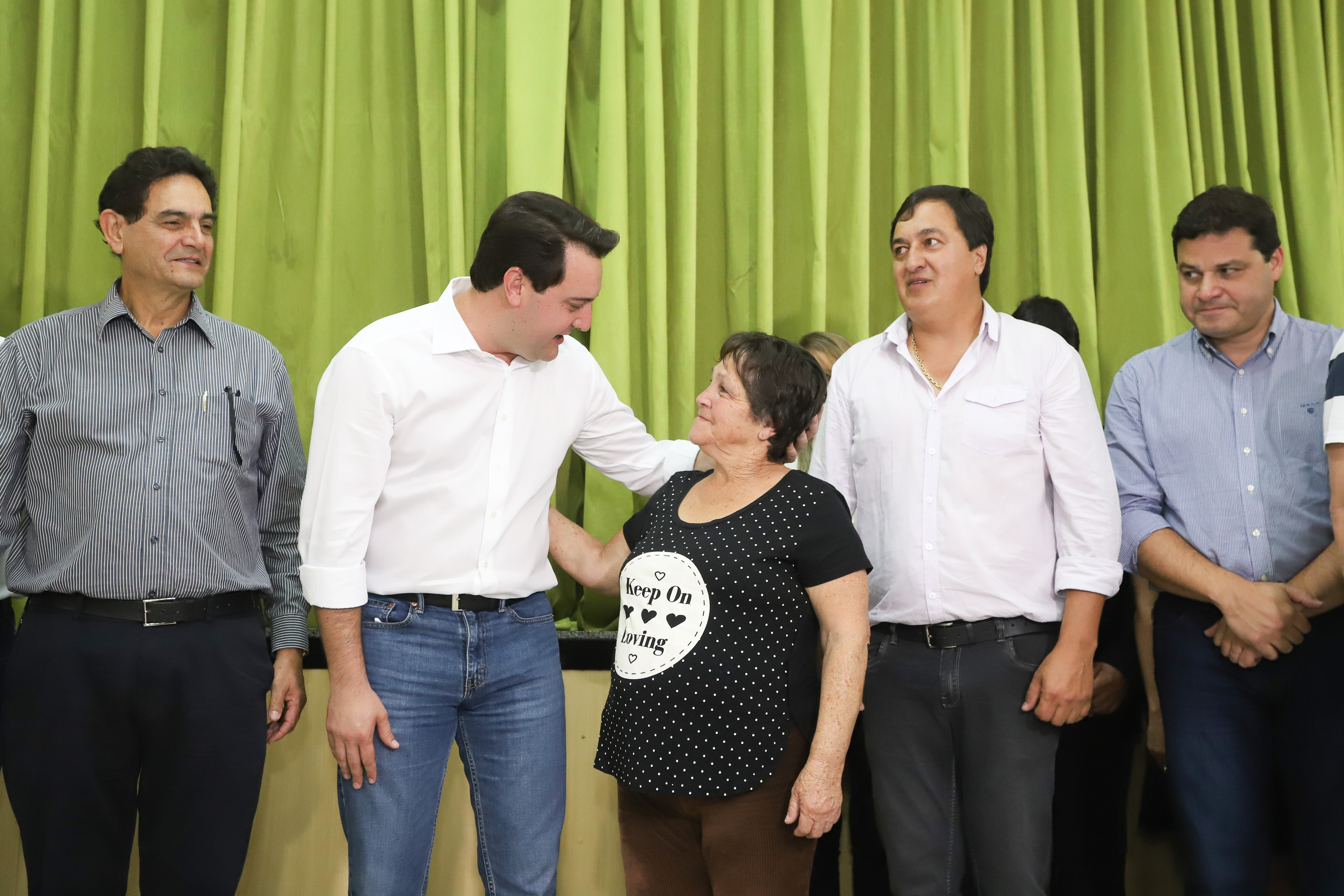 O município de Mauá da Serra, no Vale do Ivaí, ganhará uma nova escola estadual. O governador Carlos Massa Ratinho Junior esteve no município nesta quarta-feira (10) para assinar a ordem de serviço para a construção do Colégio Estadual Vilson Miranda, que terá capacidade para 840 estudantes. O investimento é de R$ 5 milhões. - Mauá da Serra, 10/04/2019 - Foto: Rodrigo Félix Leal/ANPr