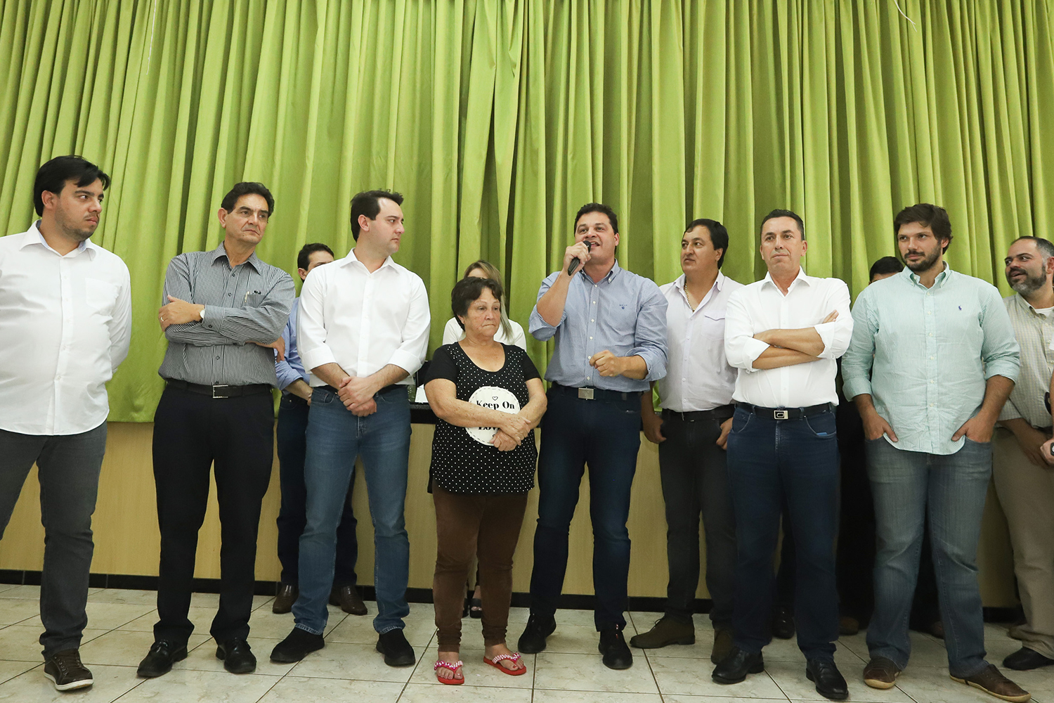 O município de Mauá da Serra, no Vale do Ivaí, ganhará uma nova escola estadual. O governador Carlos Massa Ratinho Junior esteve no município nesta quarta-feira (10) para assinar a ordem de serviço para a construção do Colégio Estadual Vilson Miranda, que terá capacidade para 840 estudantes. O investimento é de R$ 5 milhões. - Mauá da Serra, 10/04/2019 - Foto: Rodrigo Félix Leal/ANPr