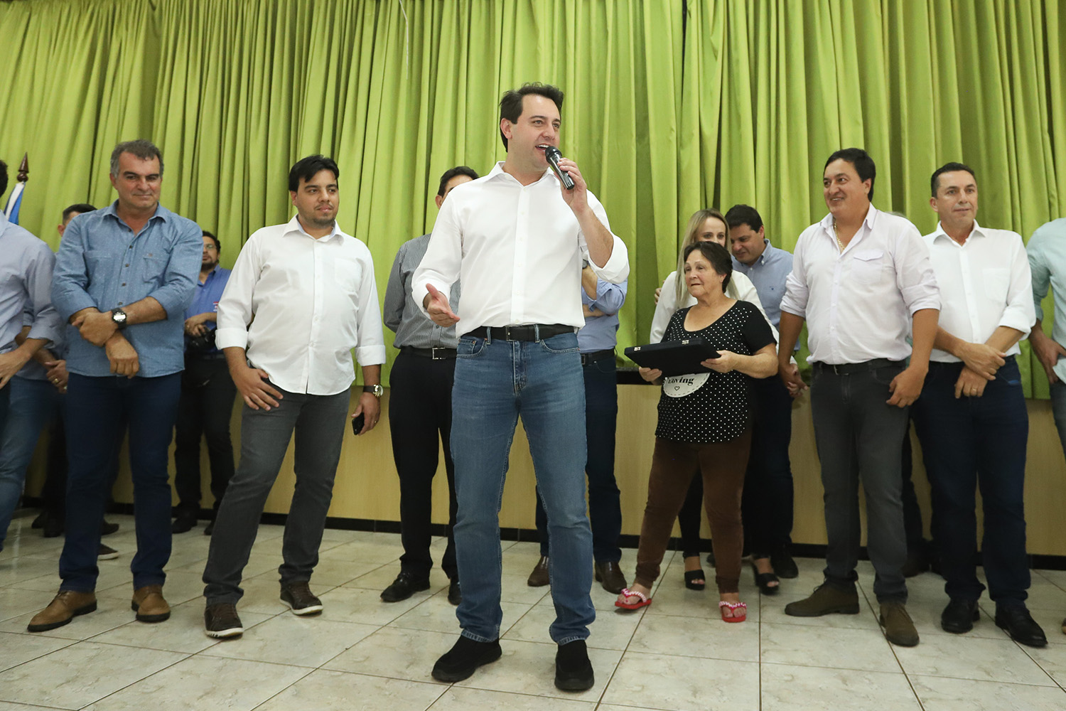 O município de Mauá da Serra, no Vale do Ivaí, ganhará uma nova escola estadual. O governador Carlos Massa Ratinho Junior esteve no município nesta quarta-feira (10) para assinar a ordem de serviço para a construção do Colégio Estadual Vilson Miranda, que terá capacidade para 840 estudantes. O investimento é de R$ 5 milhões. - Mauá da Serra, 10/04/2019 - Foto: Rodrigo Félix Leal/ANPr