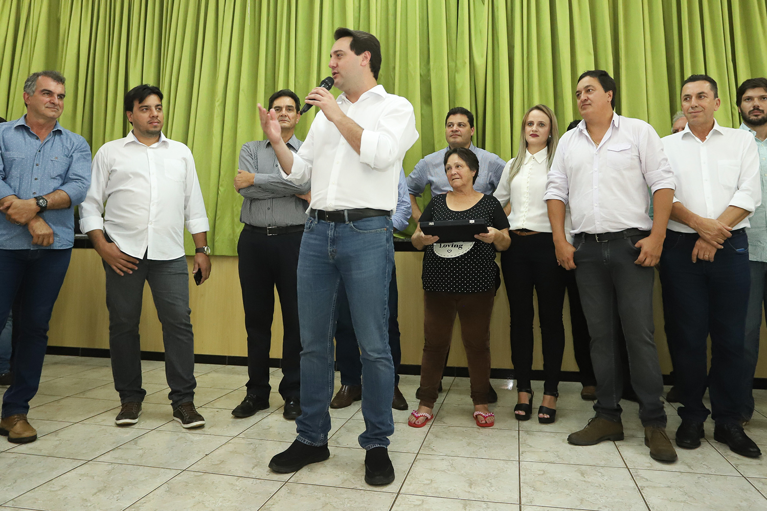 O município de Mauá da Serra, no Vale do Ivaí, ganhará uma nova escola estadual. O governador Carlos Massa Ratinho Junior esteve no município nesta quarta-feira (10) para assinar a ordem de serviço para a construção do Colégio Estadual Vilson Miranda, que terá capacidade para 840 estudantes. O investimento é de R$ 5 milhões. - Mauá da Serra, 10/04/2019 - Foto: Rodrigo Félix Leal/ANPr