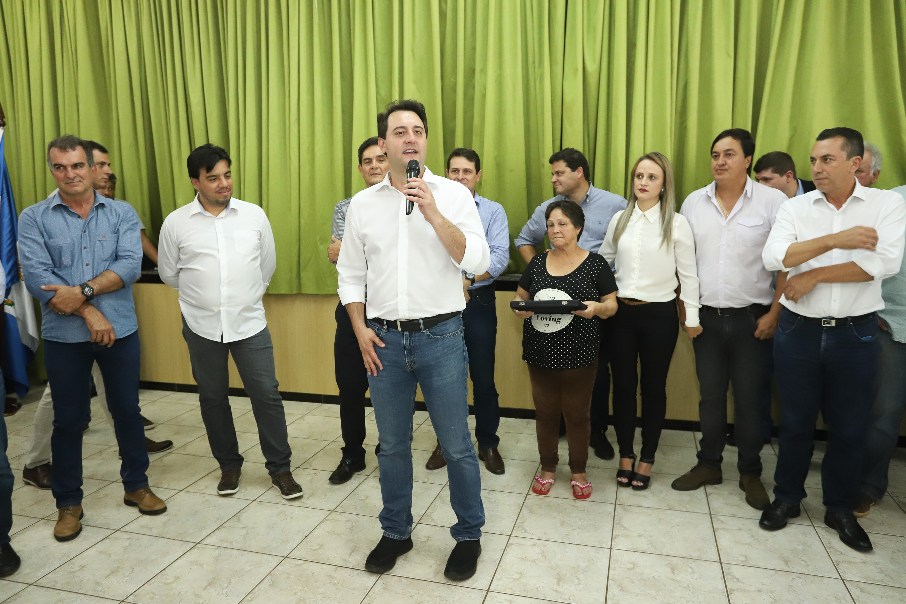 O município de Mauá da Serra, no Vale do Ivaí, ganhará uma nova escola estadual. O governador Carlos Massa Ratinho Junior esteve no município nesta quarta-feira (10) para assinar a ordem de serviço para a construção do Colégio Estadual Vilson Miranda, que terá capacidade para 840 estudantes. O investimento é de R$ 5 milhões. - Mauá da Serra, 10/04/2019 - Foto: Rodrigo Félix Leal/ANPr