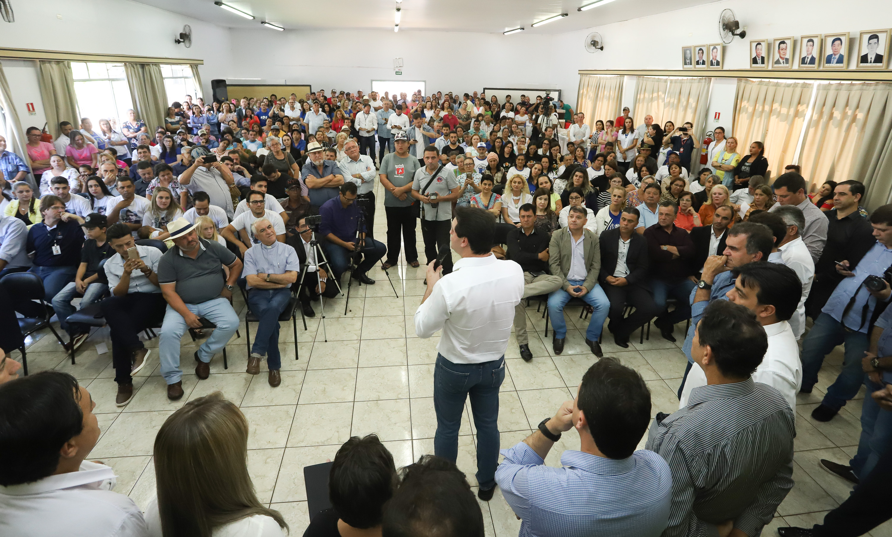 O município de Mauá da Serra, no Vale do Ivaí, ganhará uma nova escola estadual. O governador Carlos Massa Ratinho Junior esteve no município nesta quarta-feira (10) para assinar a ordem de serviço para a construção do Colégio Estadual Vilson Miranda, que terá capacidade para 840 estudantes. O investimento é de R$ 5 milhões. - Mauá da Serra, 10/04/2019 - Foto: Rodrigo Félix Leal/ANPr