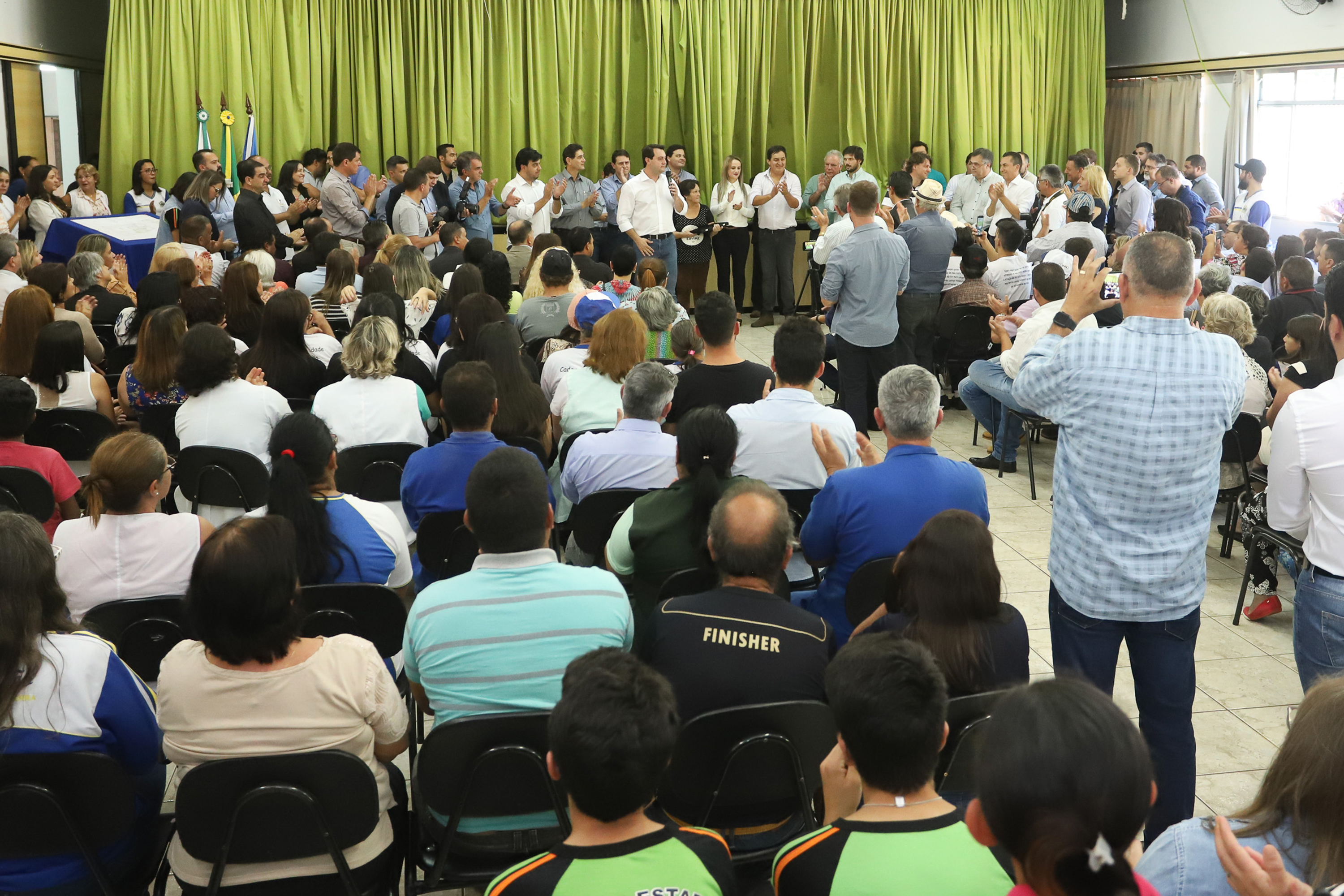 O município de Mauá da Serra, no Vale do Ivaí, ganhará uma nova escola estadual. O governador Carlos Massa Ratinho Junior esteve no município nesta quarta-feira (10) para assinar a ordem de serviço para a construção do Colégio Estadual Vilson Miranda, que terá capacidade para 840 estudantes. O investimento é de R$ 5 milhões. - Mauá da Serra, 10/04/2019 - Foto: Rodrigo Félix Leal/ANPr