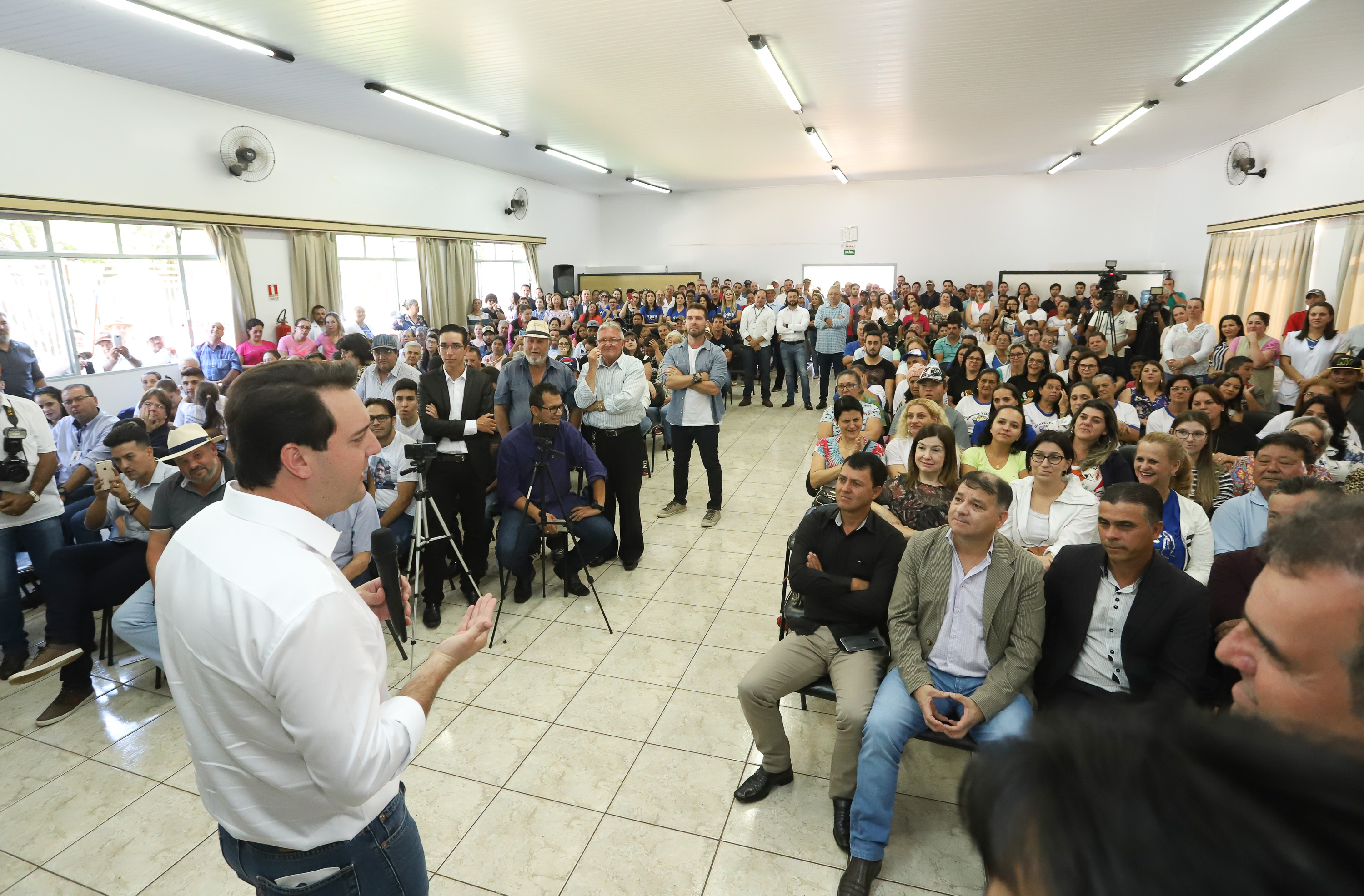 O município de Mauá da Serra, no Vale do Ivaí, ganhará uma nova escola estadual. O governador Carlos Massa Ratinho Junior esteve no município nesta quarta-feira (10) para assinar a ordem de serviço para a construção do Colégio Estadual Vilson Miranda, que terá capacidade para 840 estudantes. O investimento é de R$ 5 milhões. - Mauá da Serra, 10/04/2019 - Foto: Rodrigo Félix Leal/ANPr