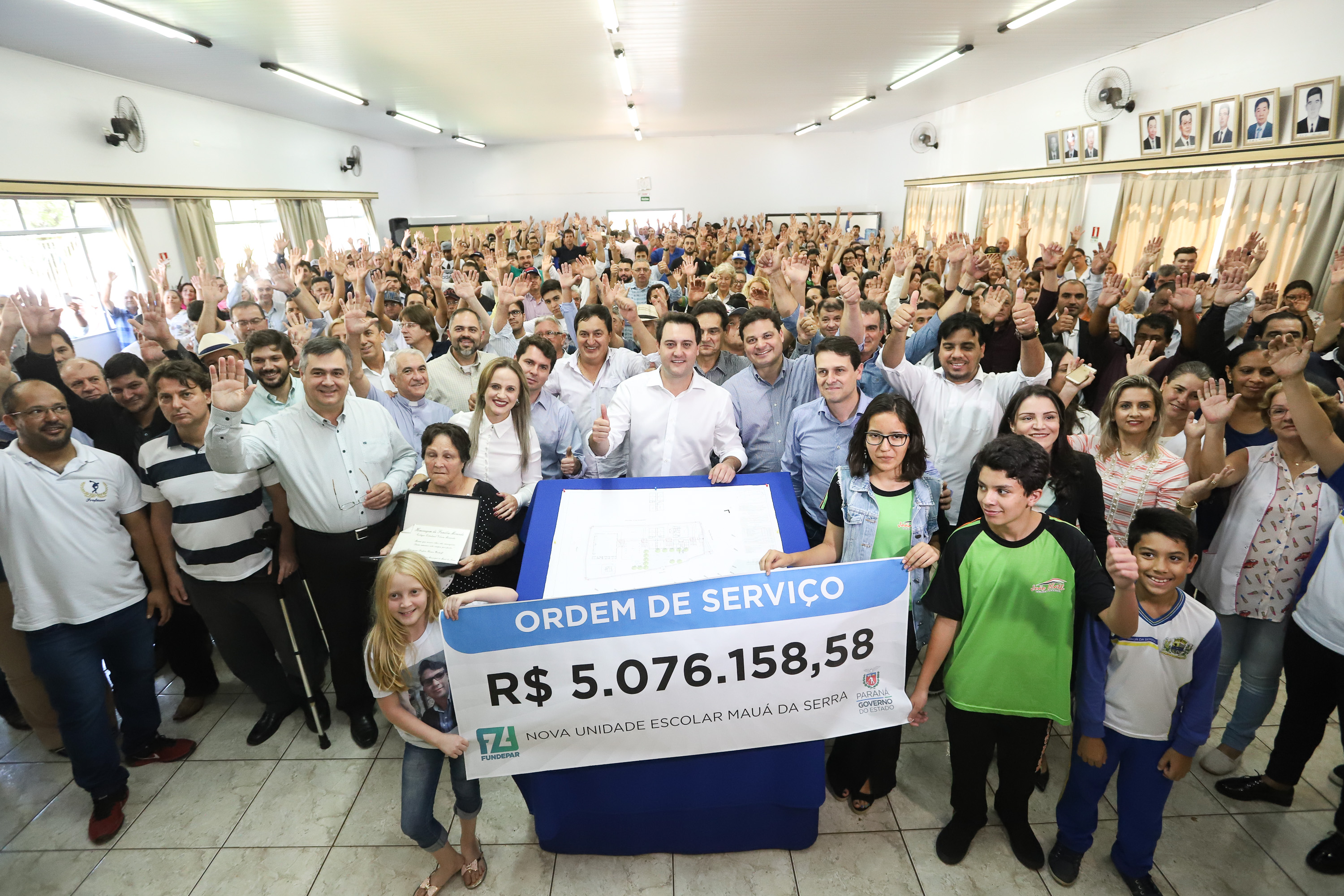 O município de Mauá da Serra, no Vale do Ivaí, ganhará uma nova escola estadual. O governador Carlos Massa Ratinho Junior esteve no município nesta quarta-feira (10) para assinar a ordem de serviço para a construção do Colégio Estadual Vilson Miranda, que terá capacidade para 840 estudantes. O investimento é de R$ 5 milhões. - Mauá da Serra, 10/04/2019 - Foto: Rodrigo Félix Leal/ANPr