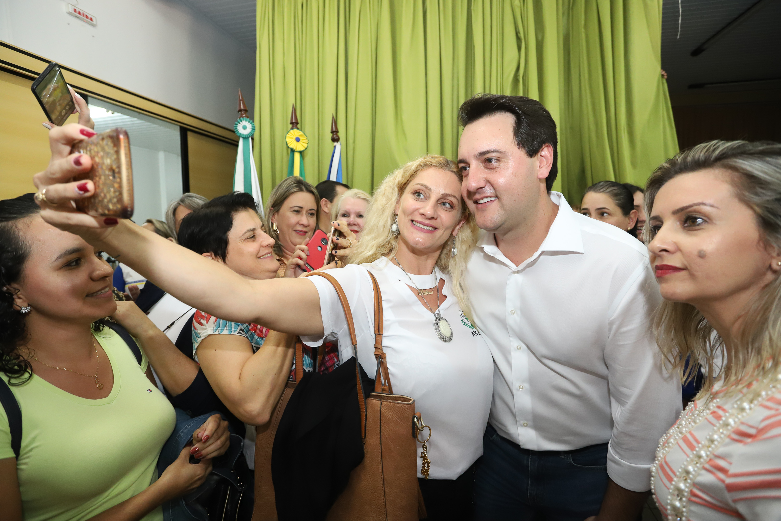 O município de Mauá da Serra, no Vale do Ivaí, ganhará uma nova escola estadual. O governador Carlos Massa Ratinho Junior esteve no município nesta quarta-feira (10) para assinar a ordem de serviço para a construção do Colégio Estadual Vilson Miranda, que terá capacidade para 840 estudantes. O investimento é de R$ 5 milhões. - Mauá da Serra, 10/04/2019 - Foto: Rodrigo Félix Leal/ANPr