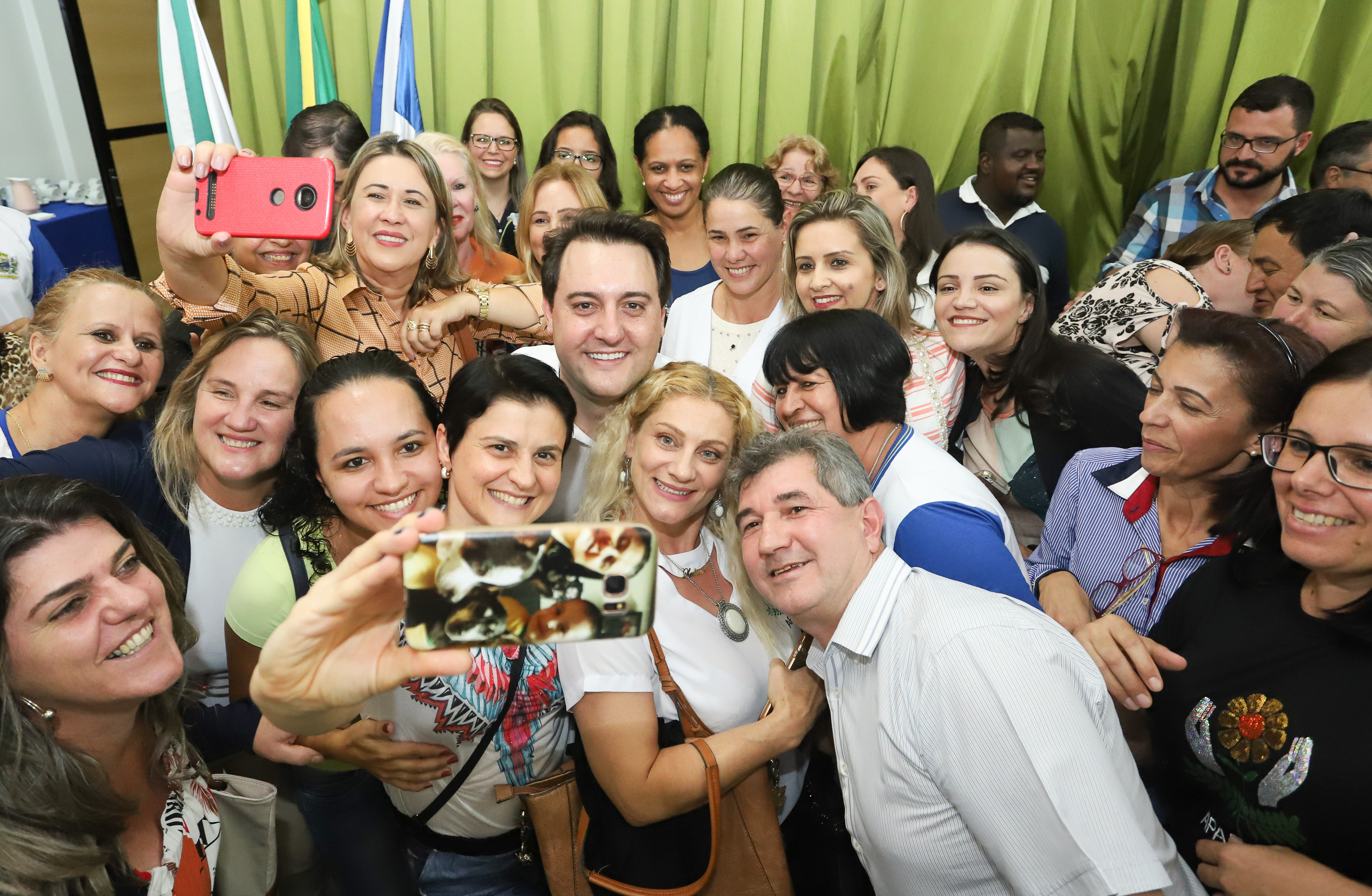 O município de Mauá da Serra, no Vale do Ivaí, ganhará uma nova escola estadual. O governador Carlos Massa Ratinho Junior esteve no município nesta quarta-feira (10) para assinar a ordem de serviço para a construção do Colégio Estadual Vilson Miranda, que terá capacidade para 840 estudantes. O investimento é de R$ 5 milhões. - Mauá da Serra, 10/04/2019 - Foto: Rodrigo Félix Leal/ANPr