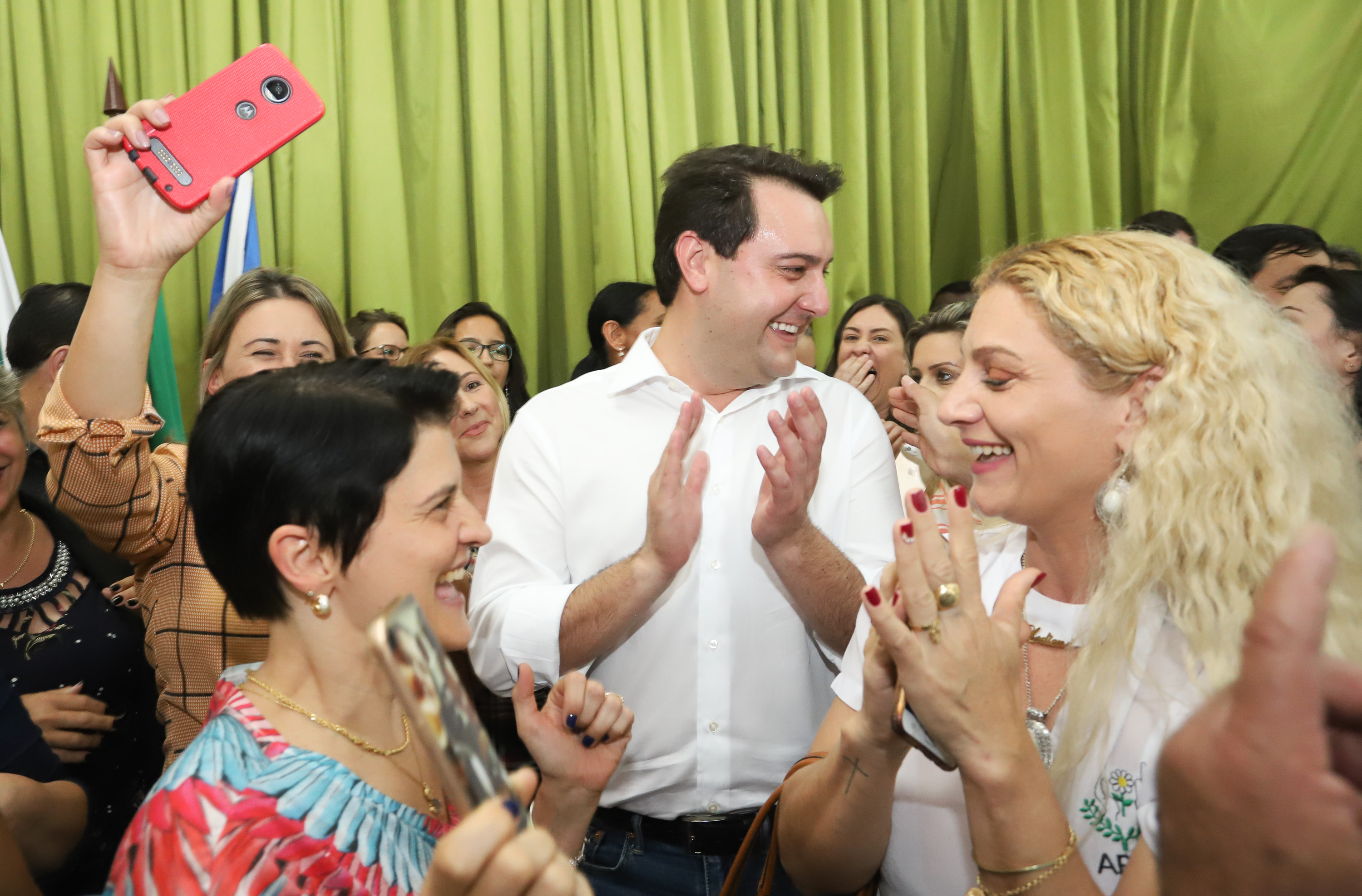 O município de Mauá da Serra, no Vale do Ivaí, ganhará uma nova escola estadual. O governador Carlos Massa Ratinho Junior esteve no município nesta quarta-feira (10) para assinar a ordem de serviço para a construção do Colégio Estadual Vilson Miranda, que terá capacidade para 840 estudantes. O investimento é de R$ 5 milhões. - Mauá da Serra, 10/04/2019 - Foto: Rodrigo Félix Leal/ANPr