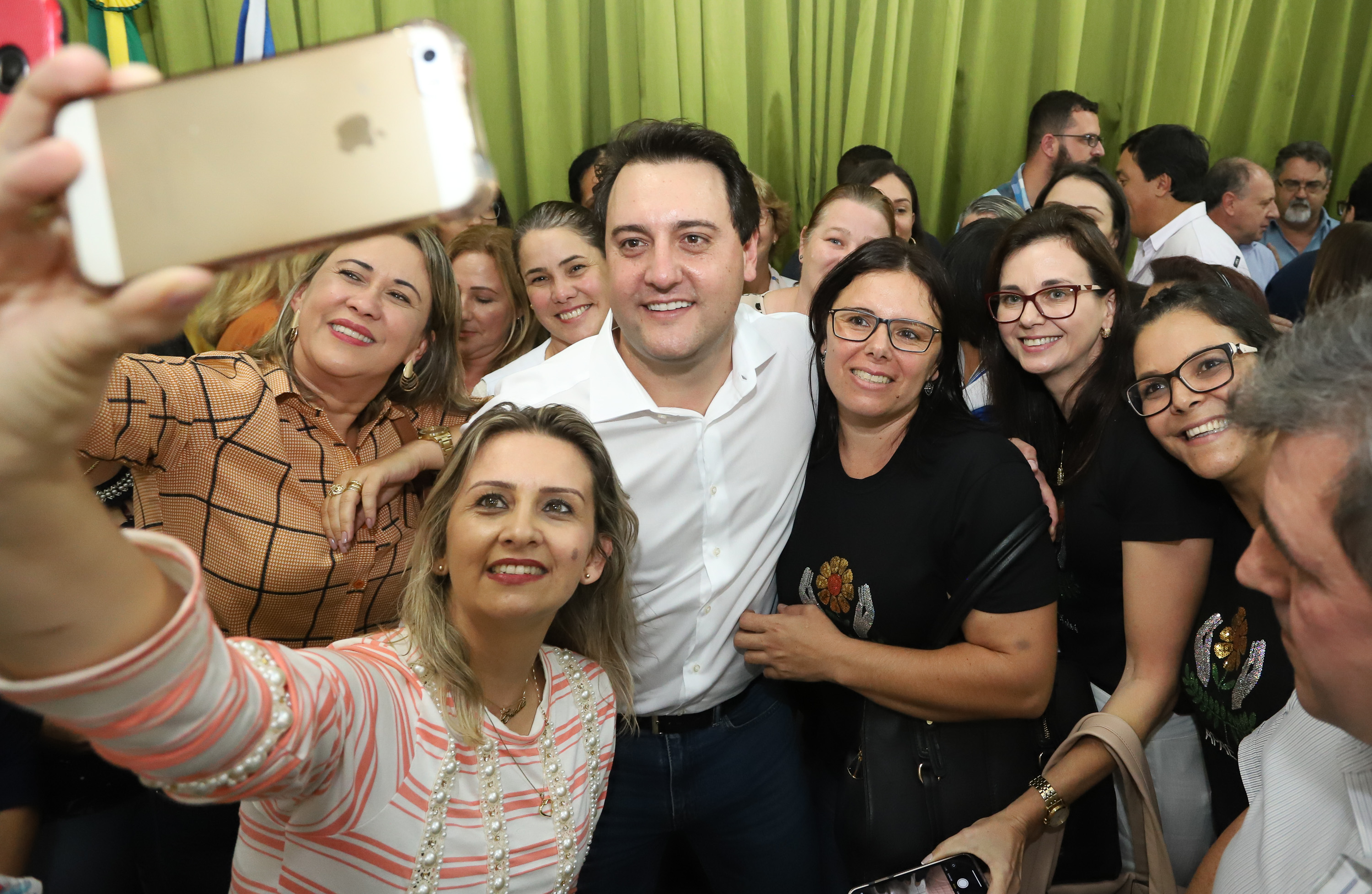 O município de Mauá da Serra, no Vale do Ivaí, ganhará uma nova escola estadual. O governador Carlos Massa Ratinho Junior esteve no município nesta quarta-feira (10) para assinar a ordem de serviço para a construção do Colégio Estadual Vilson Miranda, que terá capacidade para 840 estudantes. O investimento é de R$ 5 milhões. - Mauá da Serra, 10/04/2019 - Foto: Rodrigo Félix Leal/ANPr