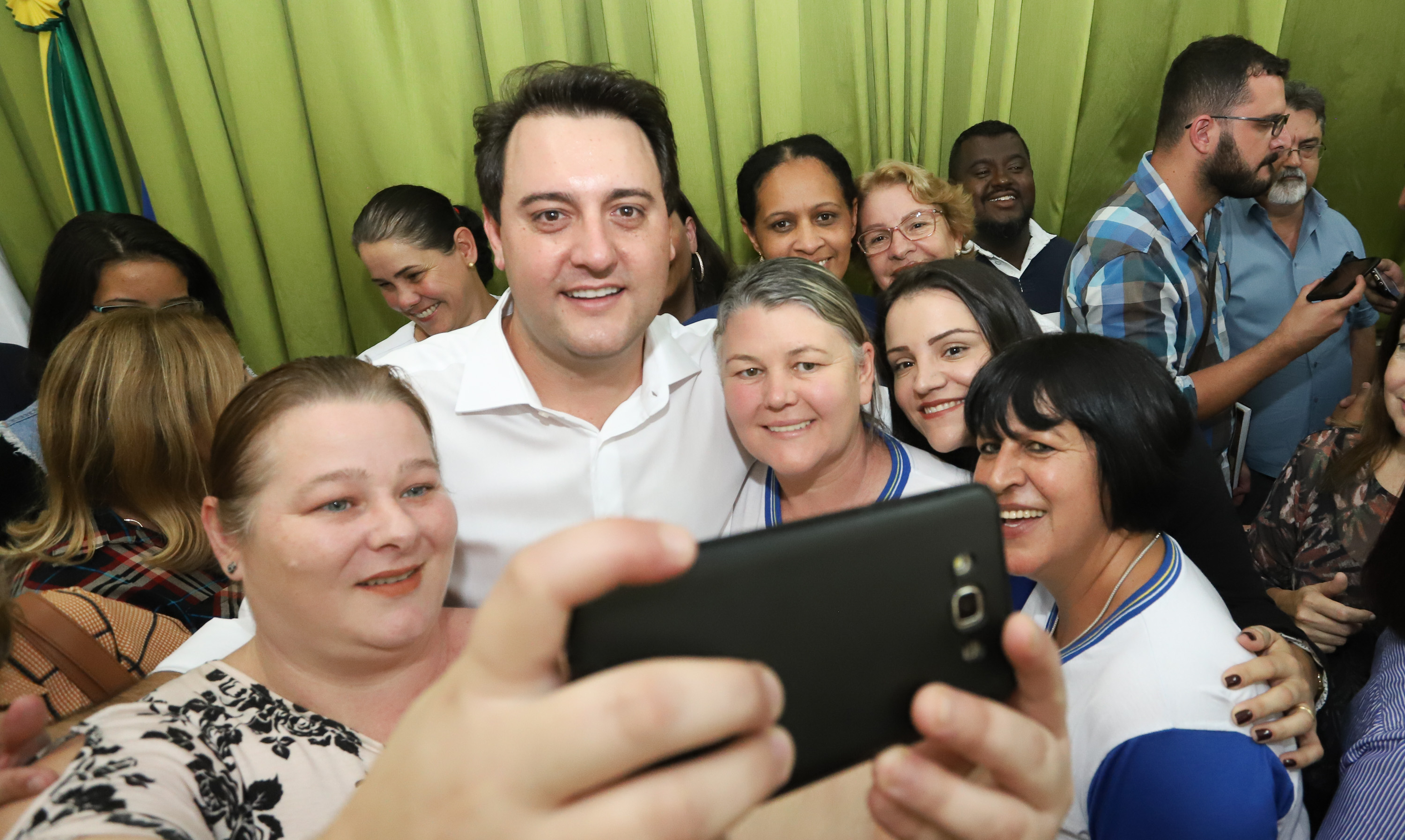 O município de Mauá da Serra, no Vale do Ivaí, ganhará uma nova escola estadual. O governador Carlos Massa Ratinho Junior esteve no município nesta quarta-feira (10) para assinar a ordem de serviço para a construção do Colégio Estadual Vilson Miranda, que terá capacidade para 840 estudantes. O investimento é de R$ 5 milhões. - Mauá da Serra, 10/04/2019 - Foto: Rodrigo Félix Leal/ANPr
