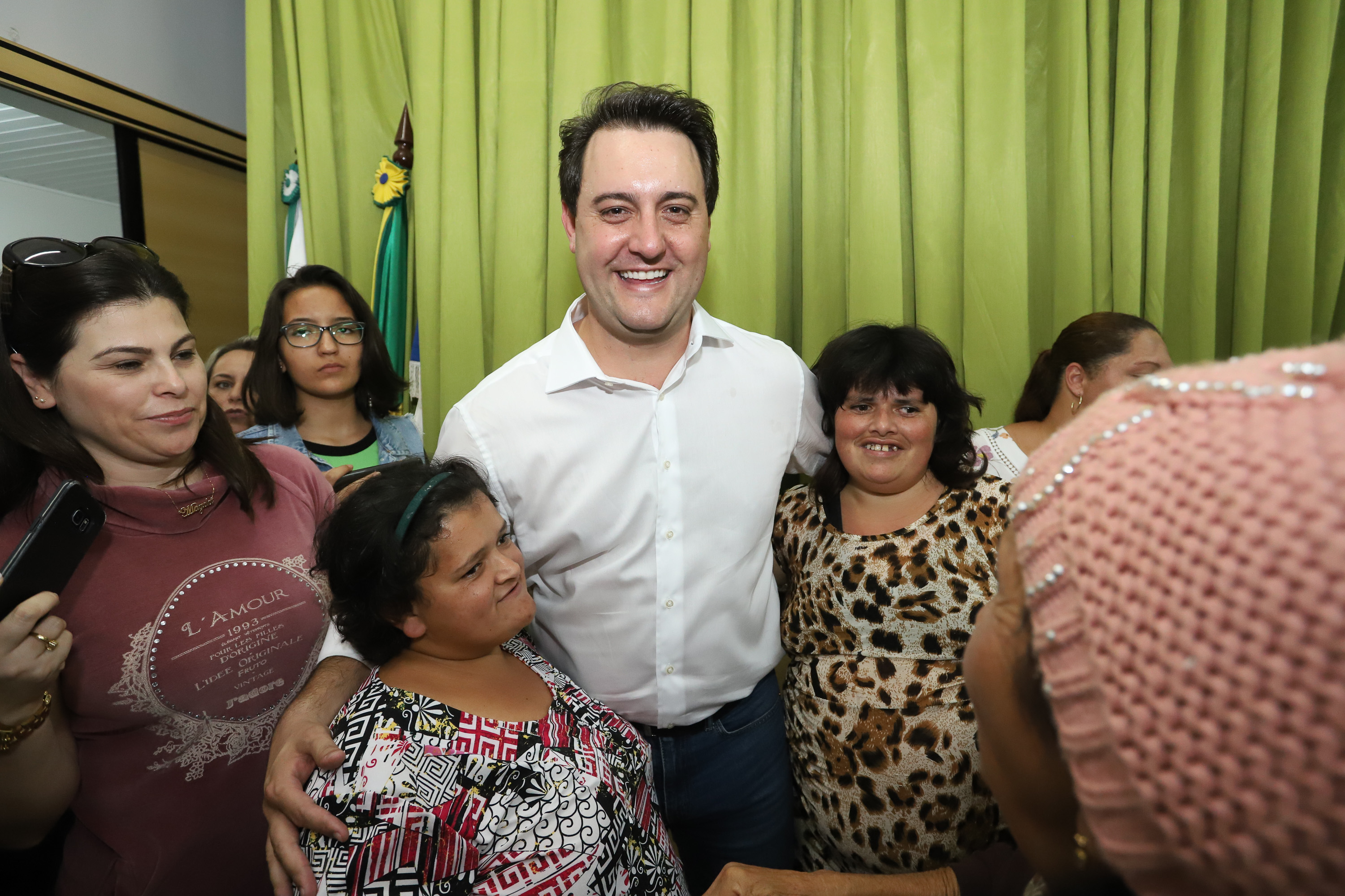 O município de Mauá da Serra, no Vale do Ivaí, ganhará uma nova escola estadual. O governador Carlos Massa Ratinho Junior esteve no município nesta quarta-feira (10) para assinar a ordem de serviço para a construção do Colégio Estadual Vilson Miranda, que terá capacidade para 840 estudantes. O investimento é de R$ 5 milhões. - Mauá da Serra, 10/04/2019 - Foto: Rodrigo Félix Leal/ANPr