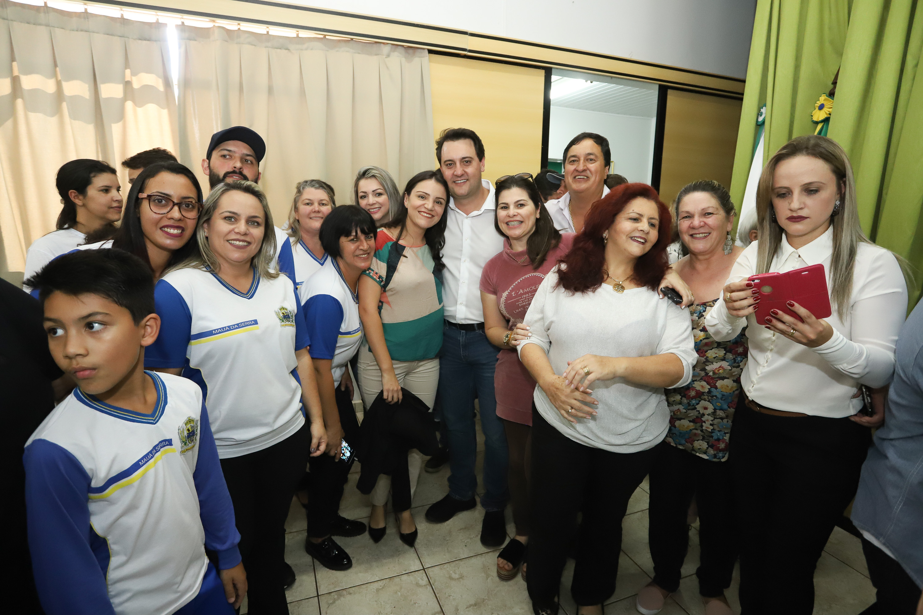 O município de Mauá da Serra, no Vale do Ivaí, ganhará uma nova escola estadual. O governador Carlos Massa Ratinho Junior esteve no município nesta quarta-feira (10) para assinar a ordem de serviço para a construção do Colégio Estadual Vilson Miranda, que terá capacidade para 840 estudantes. O investimento é de R$ 5 milhões. - Mauá da Serra, 10/04/2019 - Foto: Rodrigo Félix Leal/ANPr