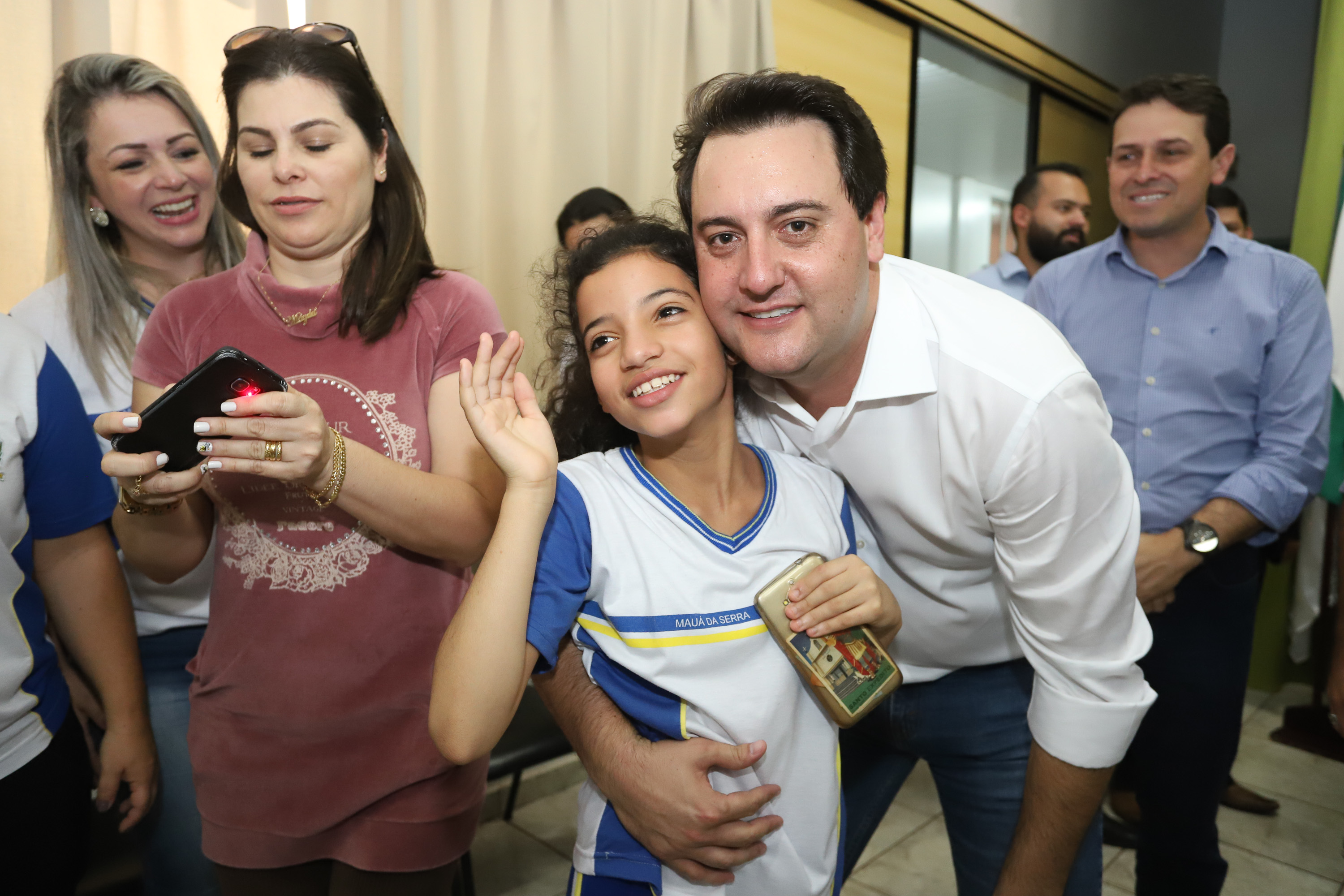O município de Mauá da Serra, no Vale do Ivaí, ganhará uma nova escola estadual. O governador Carlos Massa Ratinho Junior esteve no município nesta quarta-feira (10) para assinar a ordem de serviço para a construção do Colégio Estadual Vilson Miranda, que terá capacidade para 840 estudantes. O investimento é de R$ 5 milhões. - Mauá da Serra, 10/04/2019 - Foto: Rodrigo Félix Leal/ANPr