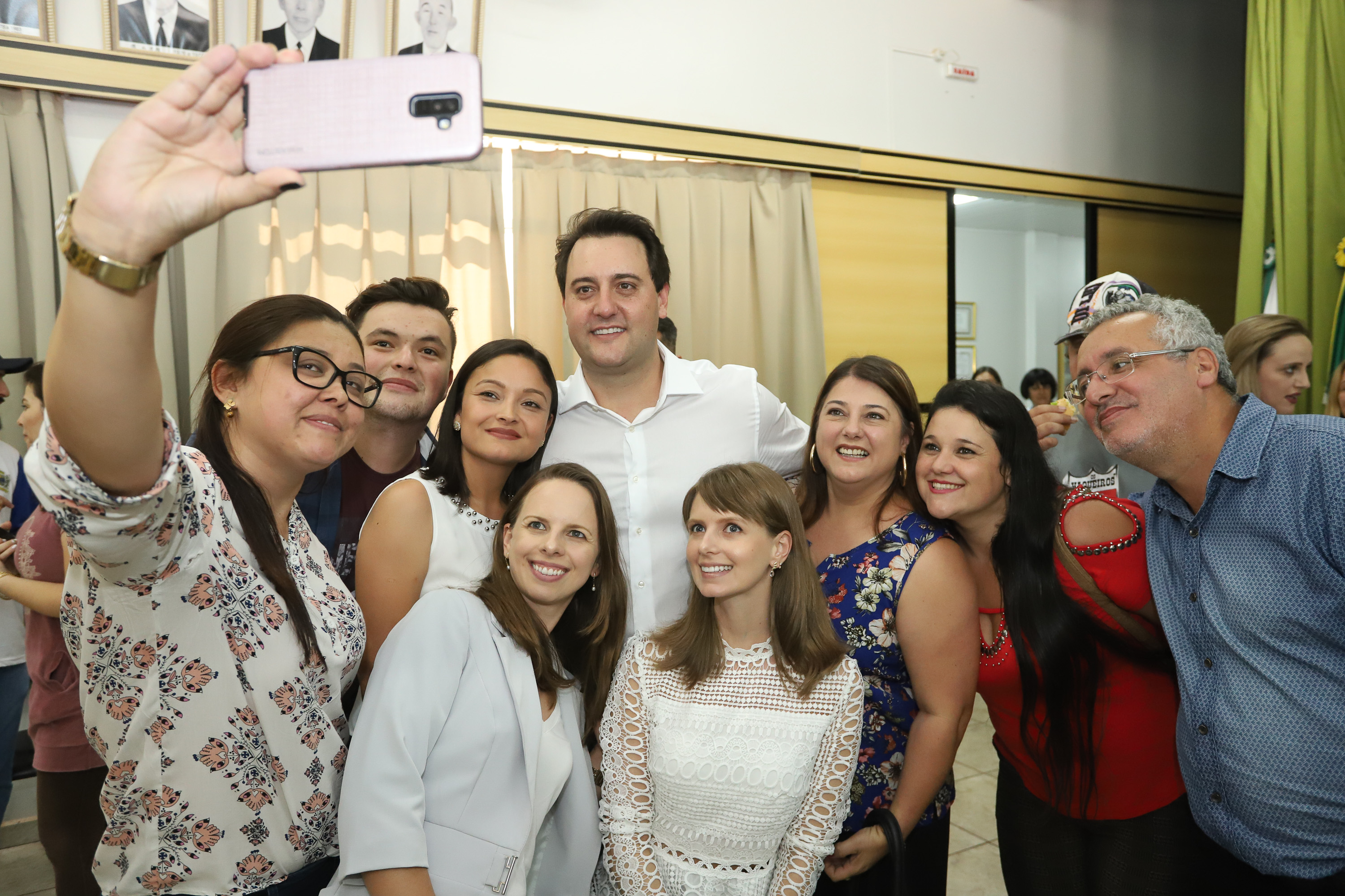 O município de Mauá da Serra, no Vale do Ivaí, ganhará uma nova escola estadual. O governador Carlos Massa Ratinho Junior esteve no município nesta quarta-feira (10) para assinar a ordem de serviço para a construção do Colégio Estadual Vilson Miranda, que terá capacidade para 840 estudantes. O investimento é de R$ 5 milhões. - Mauá da Serra, 10/04/2019 - Foto: Rodrigo Félix Leal/ANPr