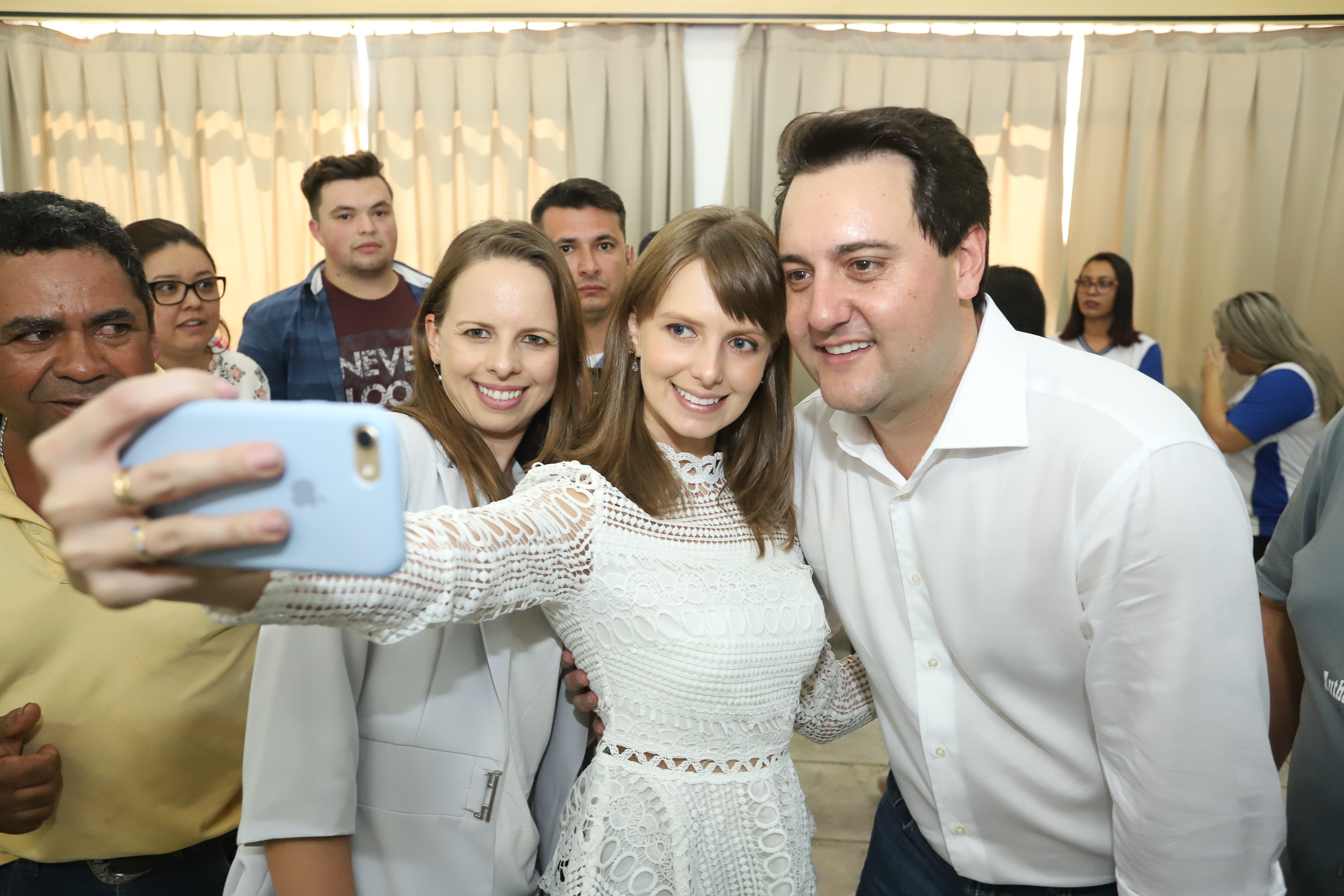 O município de Mauá da Serra, no Vale do Ivaí, ganhará uma nova escola estadual. O governador Carlos Massa Ratinho Junior esteve no município nesta quarta-feira (10) para assinar a ordem de serviço para a construção do Colégio Estadual Vilson Miranda, que terá capacidade para 840 estudantes. O investimento é de R$ 5 milhões. - Mauá da Serra, 10/04/2019 - Foto: Rodrigo Félix Leal/ANPr