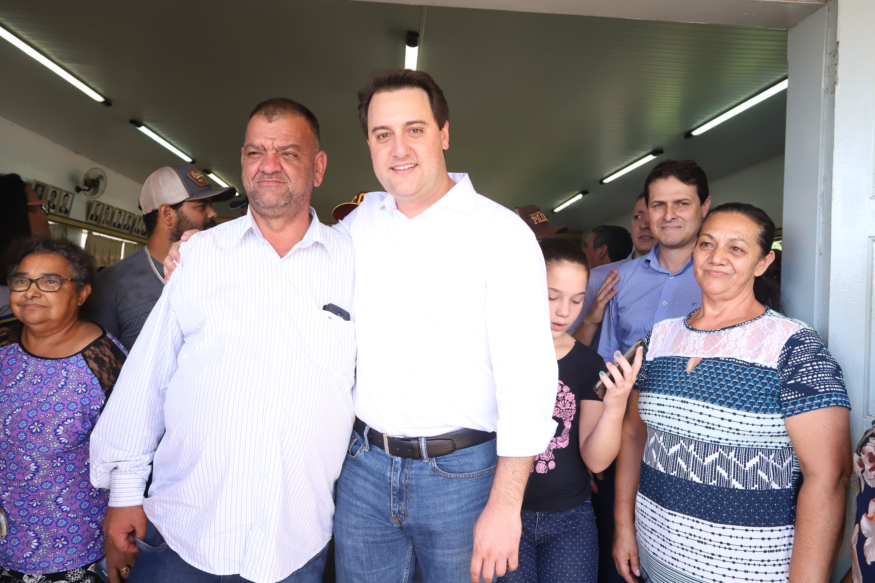 O município de Mauá da Serra, no Vale do Ivaí, ganhará uma nova escola estadual. O governador Carlos Massa Ratinho Junior esteve no município nesta quarta-feira (10) para assinar a ordem de serviço para a construção do Colégio Estadual Vilson Miranda, que terá capacidade para 840 estudantes. O investimento é de R$ 5 milhões. - Mauá da Serra, 10/04/2019 - Foto: Rodrigo Félix Leal/ANPr