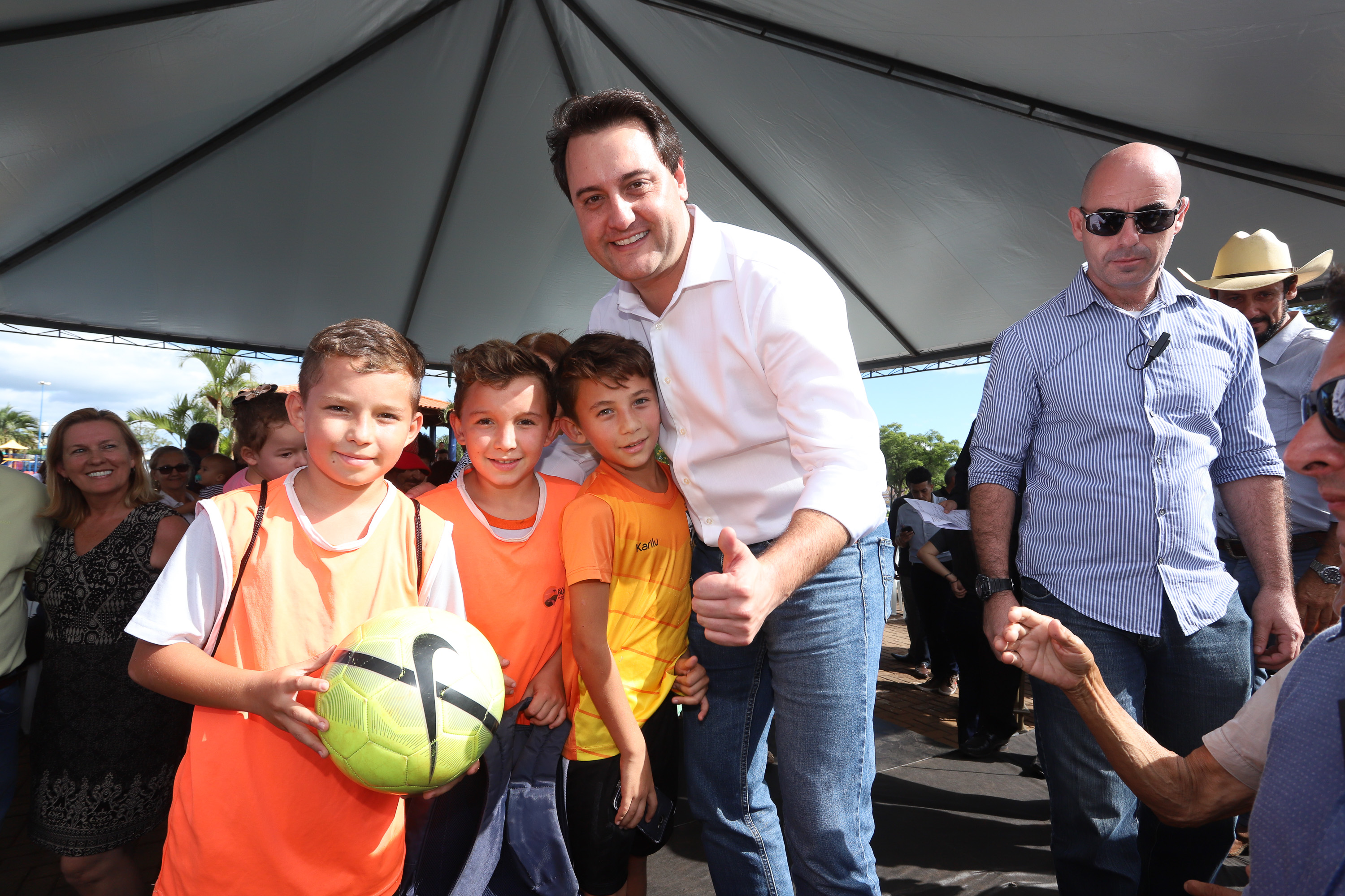 A população de Faxinal, no Vale do Ivaí, ganhou nesta quarta-feira (10) o espaço Meu Campinho, destinado à prática de atividades de esporte e de lazer, principalmente para crianças e adolescentes
