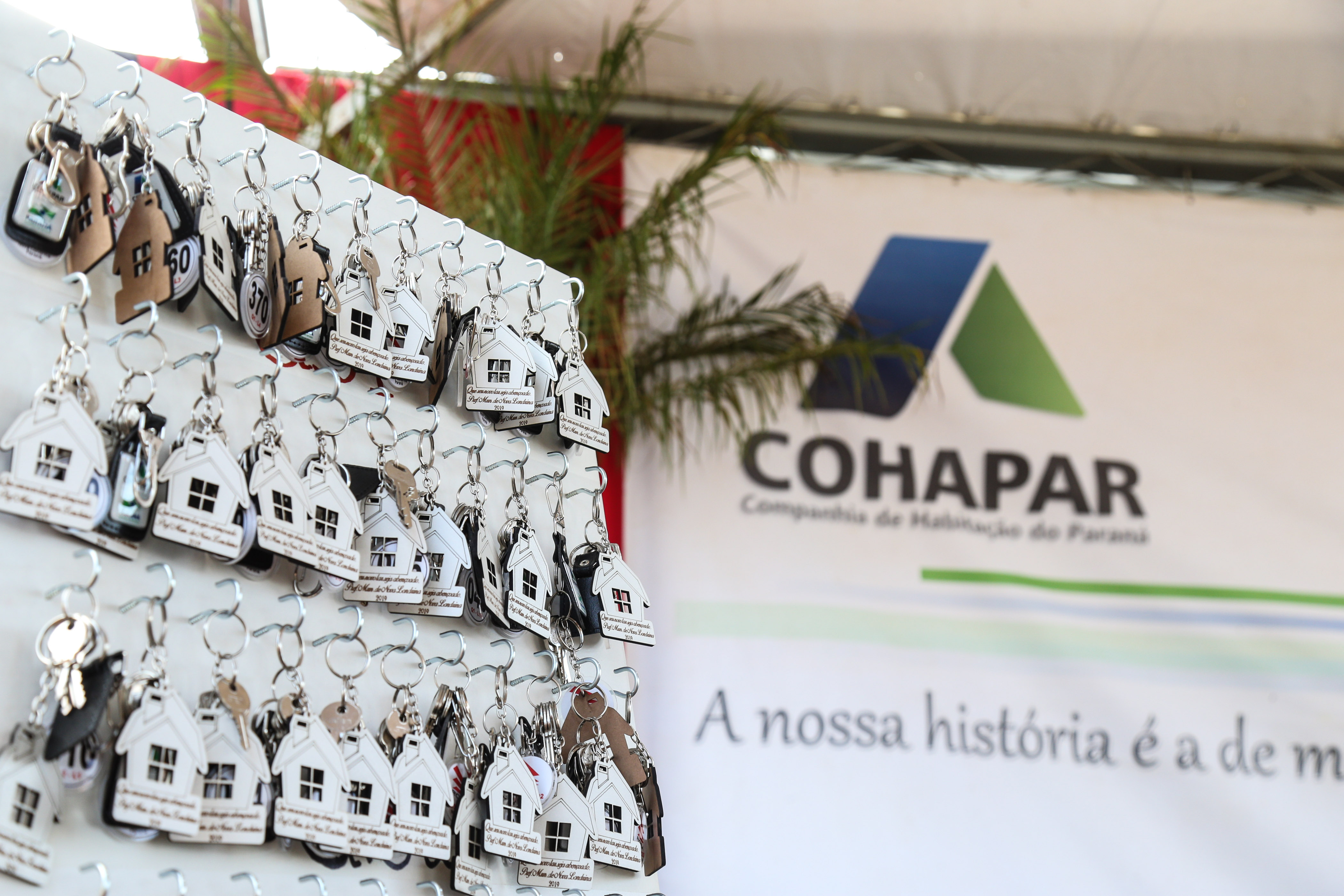 O governador Carlos Massa Ratinho Junior participa nesta sexta-feira (12) da inauguração do residencial Manoel Bono Belascuzas e entrega as chaves da casa própria para 44 famílias de Nova Londrina, no Noroeste do Estado. O empreendimento foi construído em um trabalho integrado do Governo do Estado, por meio da Cohapar, Copel e Sanepar, com o governo federal e a prefeitura. Nova Londrina, 12/04/2019 - Foto: Geraldo Bubniak/ANPr