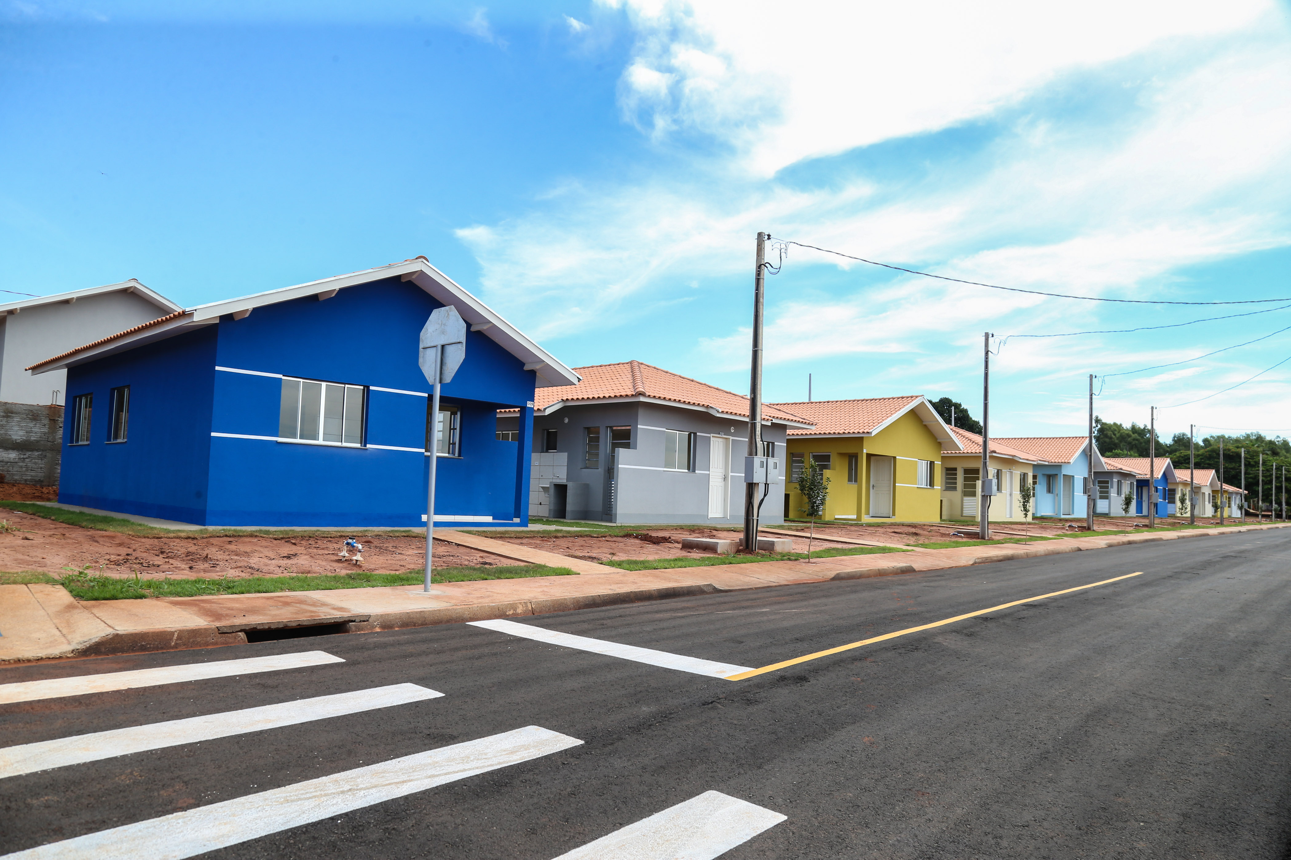 O governador Carlos Massa Ratinho Junior participa nesta sexta-feira (12) da inauguração do residencial Manoel Bono Belascuzas e entrega as chaves da casa própria para 44 famílias de Nova Londrina, no Noroeste do Estado. O empreendimento foi construído em um trabalho integrado do Governo do Estado, por meio da Cohapar, Copel e Sanepar, com o governo federal e a prefeitura. Nova Londrina, 12/04/2019 - Foto: Geraldo Bubniak/ANPr