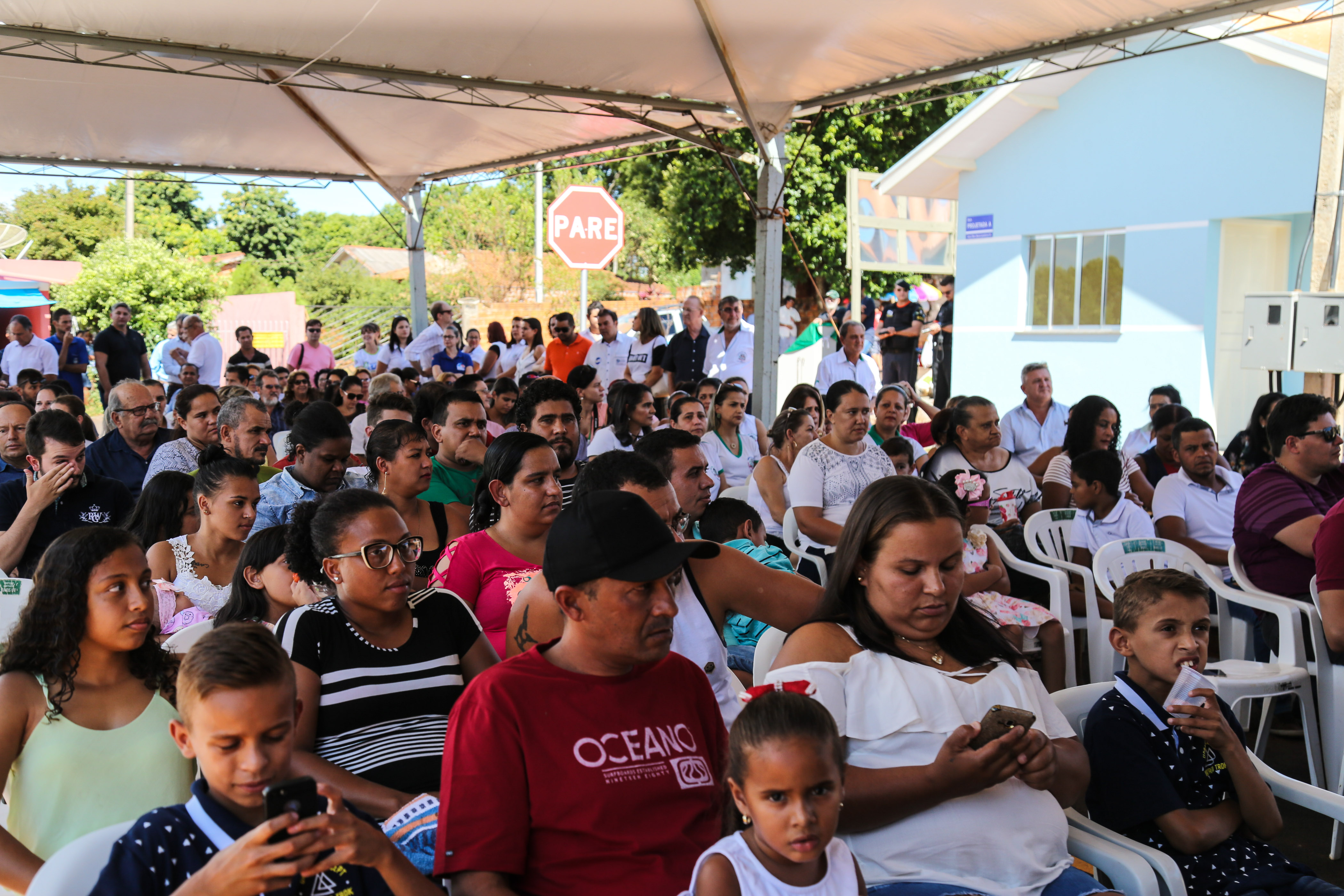 O governador Carlos Massa Ratinho Junior participa nesta sexta-feira (12) da inauguração do residencial Manoel Bono Belascuzas e entrega as chaves da casa própria para 44 famílias de Nova Londrina, no Noroeste do Estado. O empreendimento foi construído em um trabalho integrado do Governo do Estado, por meio da Cohapar, Copel e Sanepar, com o governo federal e a prefeitura. Nova Londrina, 12/04/2019 - Foto: Geraldo Bubniak/ANPr