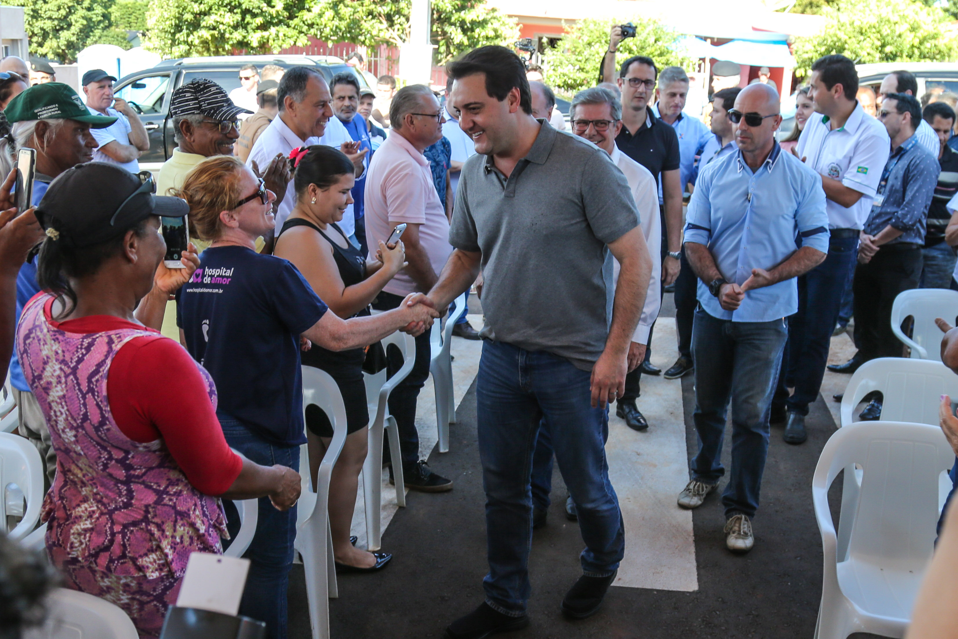 O governador Carlos Massa Ratinho Junior participa nesta sexta-feira (12) da inauguração do residencial Manoel Bono Belascuzas e entrega as chaves da casa própria para 44 famílias de Nova Londrina, no Noroeste do Estado. O empreendimento foi construído em um trabalho integrado do Governo do Estado, por meio da Cohapar, Copel e Sanepar, com o governo federal e a prefeitura. Nova Londrina, 12/04/2019 - Foto: Geraldo Bubniak/ANPr