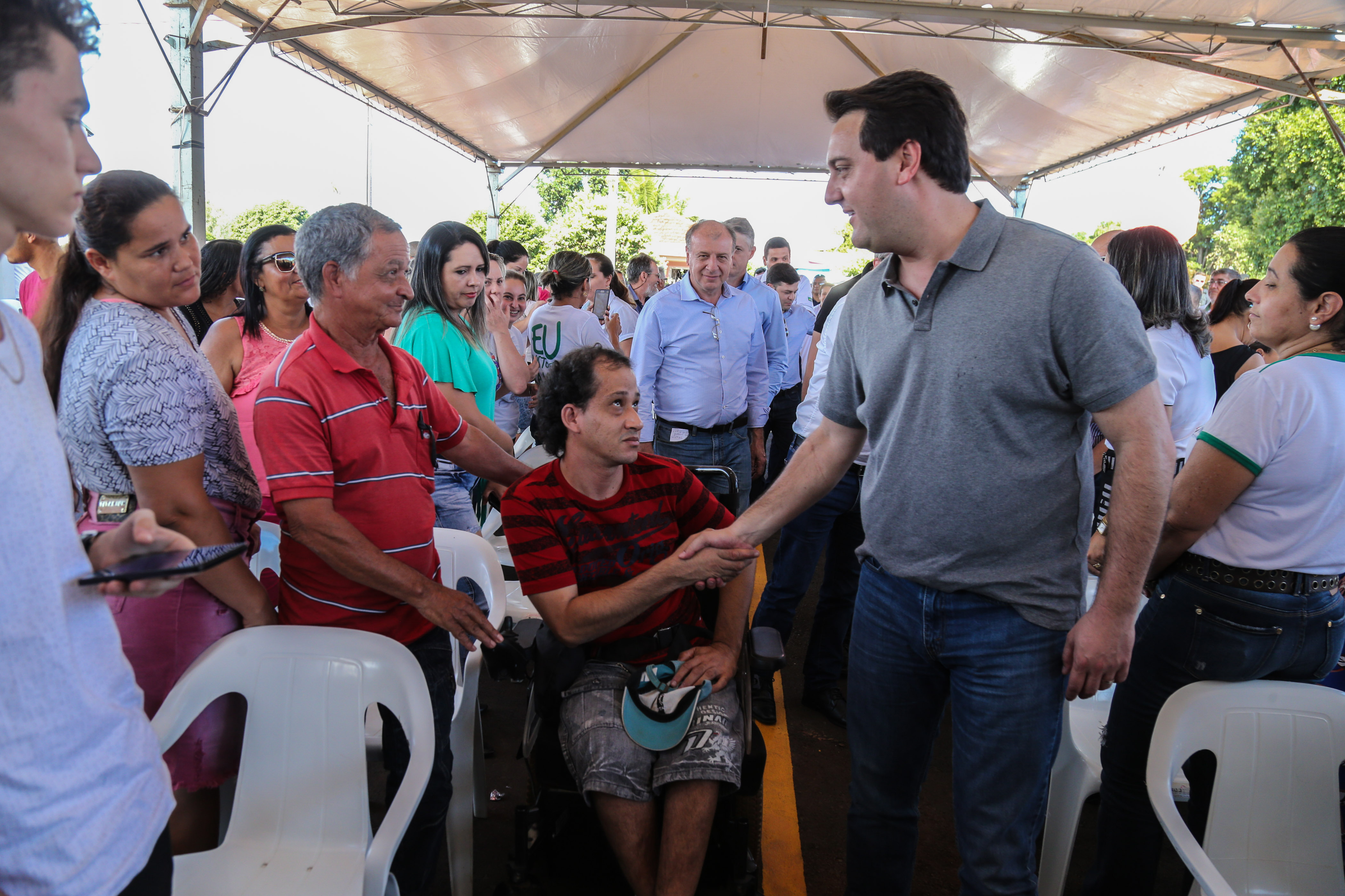O governador Carlos Massa Ratinho Junior participa nesta sexta-feira (12) da inauguração do residencial Manoel Bono Belascuzas e entrega as chaves da casa própria para 44 famílias de Nova Londrina, no Noroeste do Estado. O empreendimento foi construído em um trabalho integrado do Governo do Estado, por meio da Cohapar, Copel e Sanepar, com o governo federal e a prefeitura. Nova Londrina, 12/04/2019 - Foto: Geraldo Bubniak/ANPr