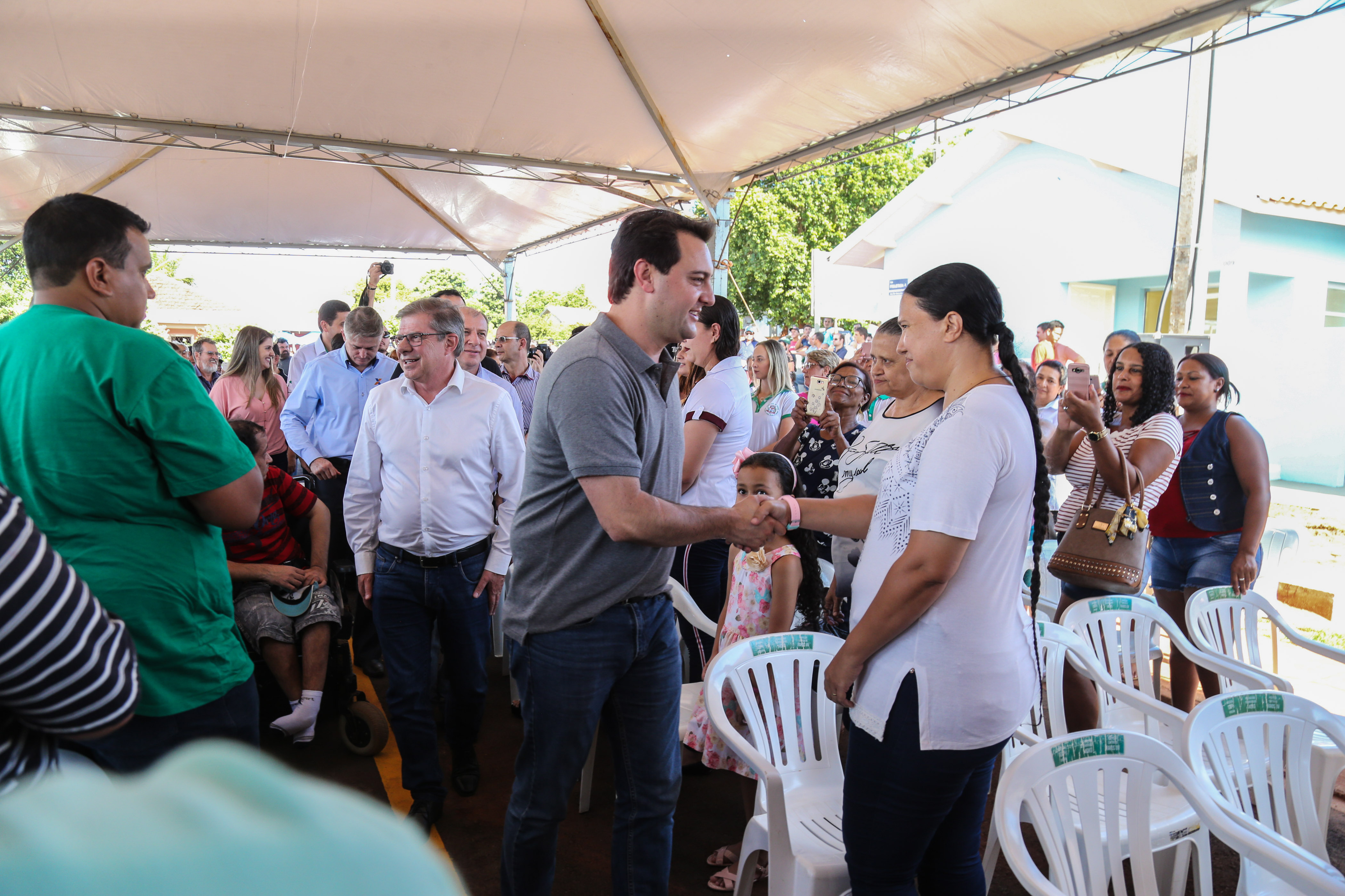 O governador Carlos Massa Ratinho Junior participa nesta sexta-feira (12) da inauguração do residencial Manoel Bono Belascuzas e entrega as chaves da casa própria para 44 famílias de Nova Londrina, no Noroeste do Estado. O empreendimento foi construído em um trabalho integrado do Governo do Estado, por meio da Cohapar, Copel e Sanepar, com o governo federal e a prefeitura. Nova Londrina, 12/04/2019 - Foto: Geraldo Bubniak/ANPr