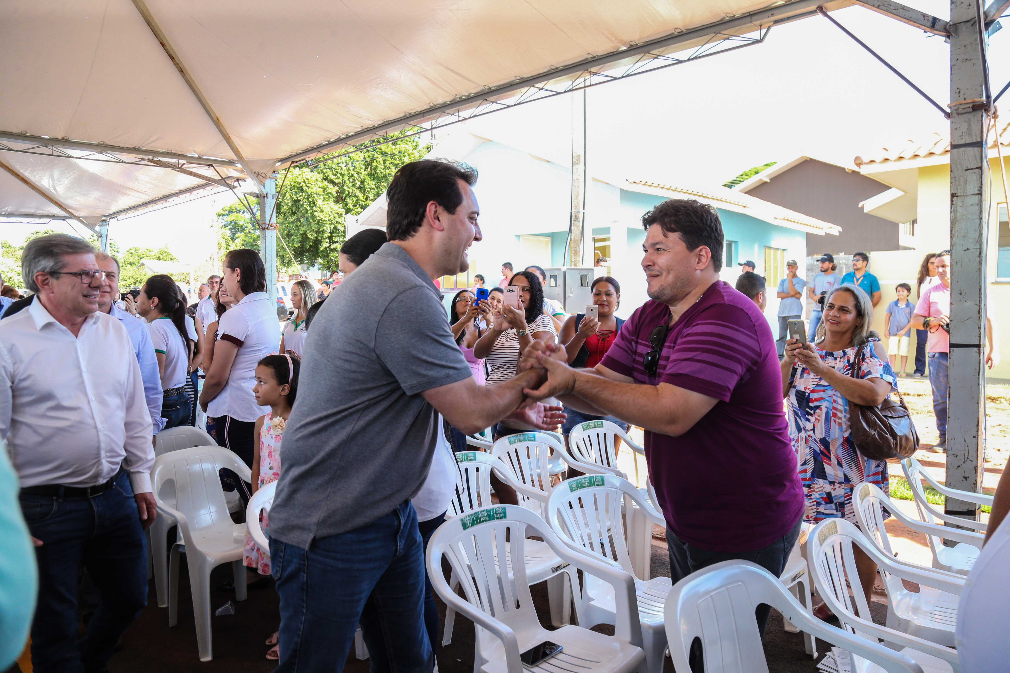 O governador Carlos Massa Ratinho Junior participa nesta sexta-feira (12) da inauguração do residencial Manoel Bono Belascuzas e entrega as chaves da casa própria para 44 famílias de Nova Londrina, no Noroeste do Estado. O empreendimento foi construído em um trabalho integrado do Governo do Estado, por meio da Cohapar, Copel e Sanepar, com o governo federal e a prefeitura. Nova Londrina, 12/04/2019 - Foto: Geraldo Bubniak/ANPr