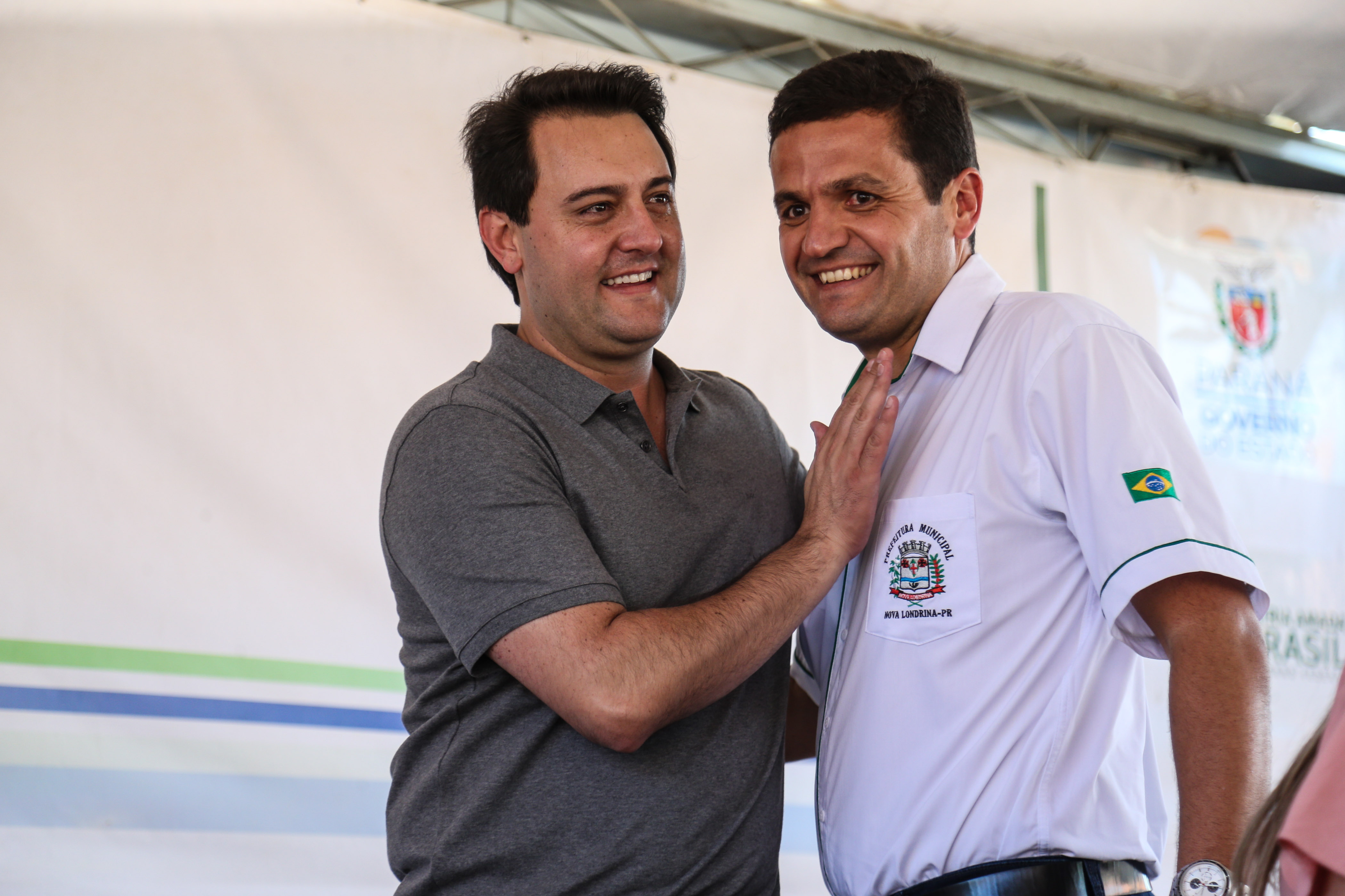 O governador Carlos Massa Ratinho Junior participa nesta sexta-feira (12) da inauguração do residencial Manoel Bono Belascuzas e entrega as chaves da casa própria para 44 famílias de Nova Londrina, no Noroeste do Estado. O empreendimento foi construído em um trabalho integrado do Governo do Estado, por meio da Cohapar, Copel e Sanepar, com o governo federal e a prefeitura. Nova Londrina, 12/04/2019 - Foto: Geraldo Bubniak/ANPr