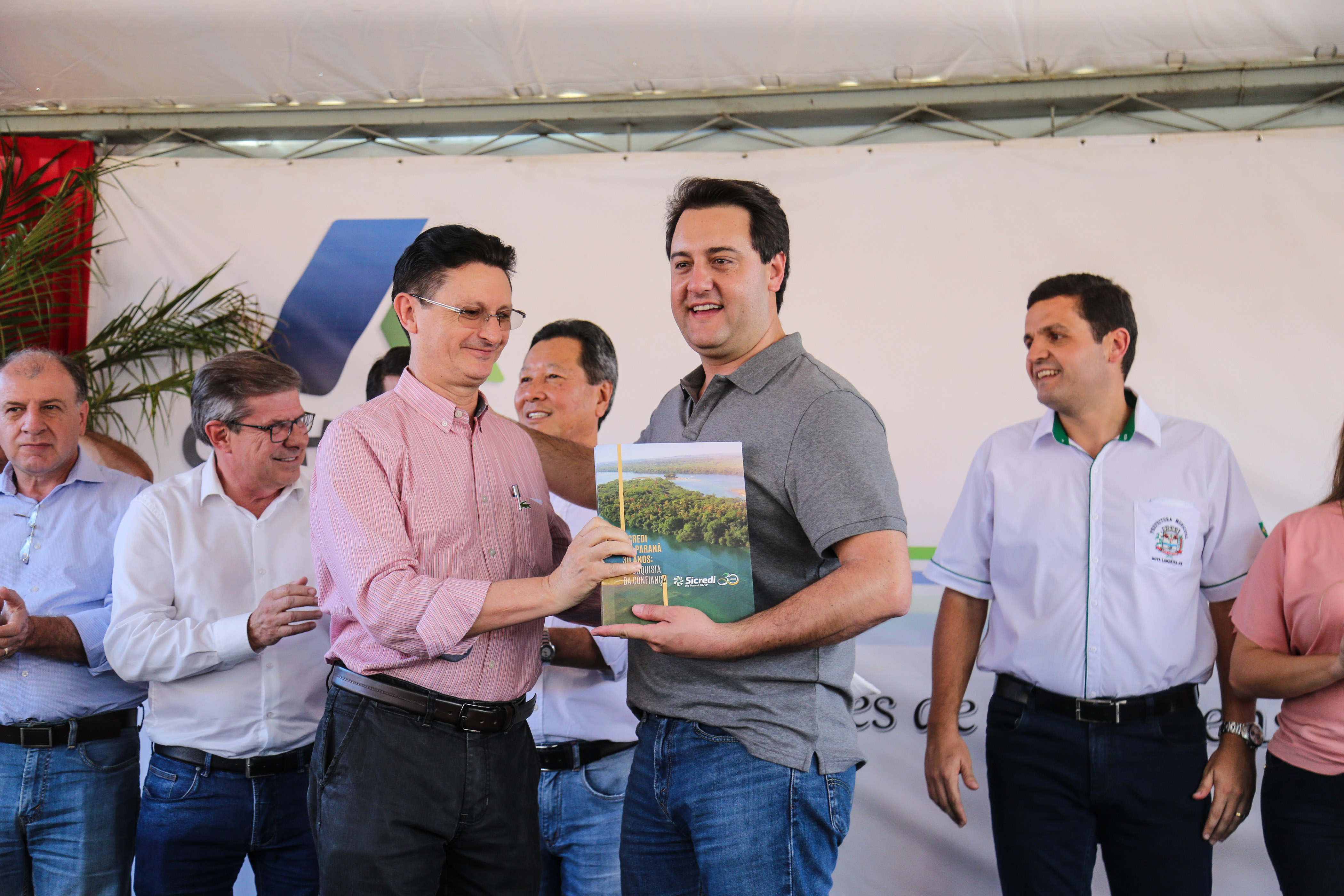 O governador Carlos Massa Ratinho Junior participa nesta sexta-feira (12) da inauguração do residencial Manoel Bono Belascuzas e entrega as chaves da casa própria para 44 famílias de Nova Londrina, no Noroeste do Estado. O empreendimento foi construído em um trabalho integrado do Governo do Estado, por meio da Cohapar, Copel e Sanepar, com o governo federal e a prefeitura. Nova Londrina, 12/04/2019 - Foto: Geraldo Bubniak/ANPr