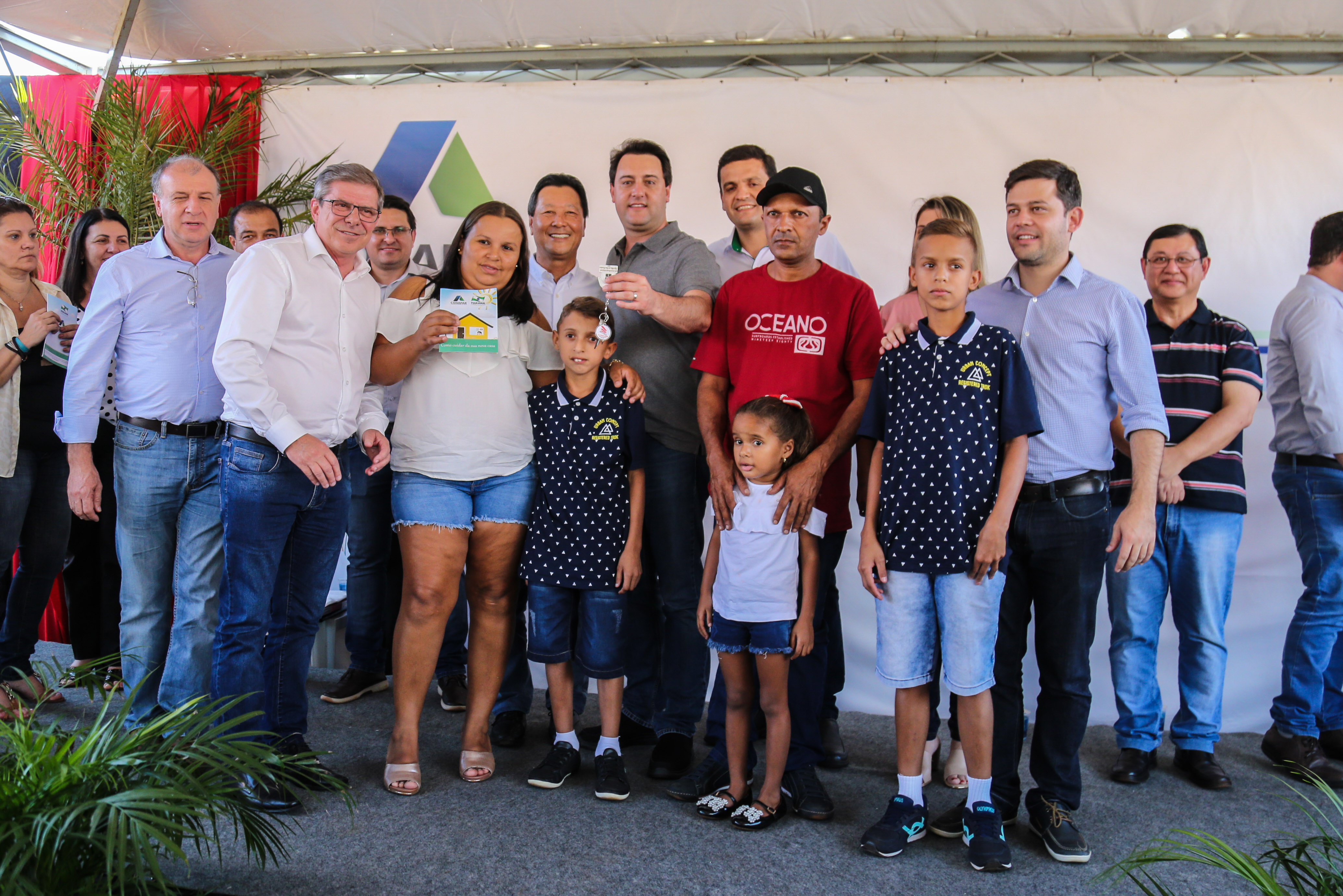 O governador Carlos Massa Ratinho Junior participa nesta sexta-feira (12) da inauguração do residencial Manoel Bono Belascuzas e entrega as chaves da casa própria para 44 famílias de Nova Londrina, no Noroeste do Estado. O empreendimento foi construído em um trabalho integrado do Governo do Estado, por meio da Cohapar, Copel e Sanepar, com o governo federal e a prefeitura. Nova Londrina, 12/04/2019 - Foto: Geraldo Bubniak/ANPr