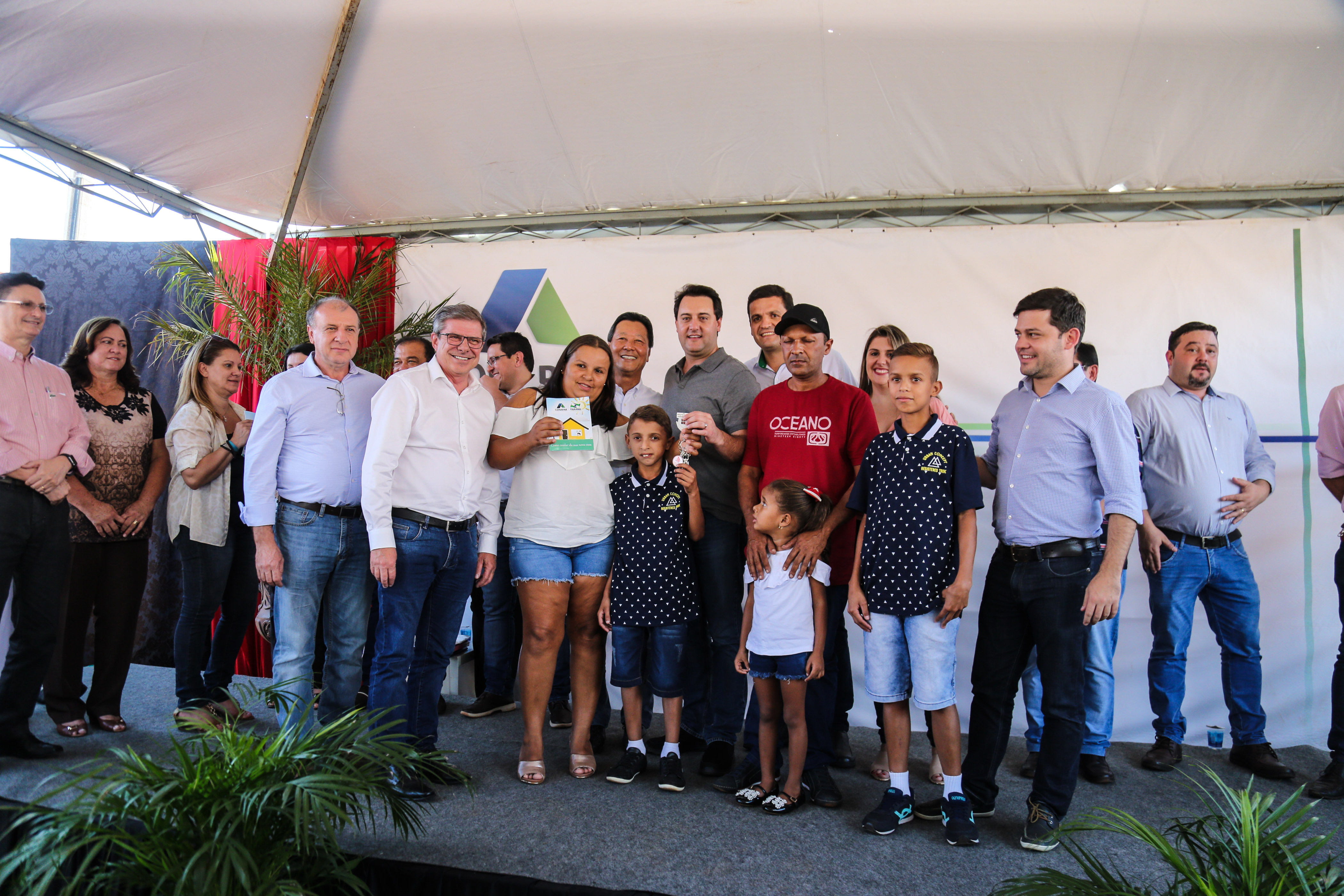 O governador Carlos Massa Ratinho Junior participa nesta sexta-feira (12) da inauguração do residencial Manoel Bono Belascuzas e entrega as chaves da casa própria para 44 famílias de Nova Londrina, no Noroeste do Estado. O empreendimento foi construído em um trabalho integrado do Governo do Estado, por meio da Cohapar, Copel e Sanepar, com o governo federal e a prefeitura. Nova Londrina, 12/04/2019 - Foto: Geraldo Bubniak/ANPr